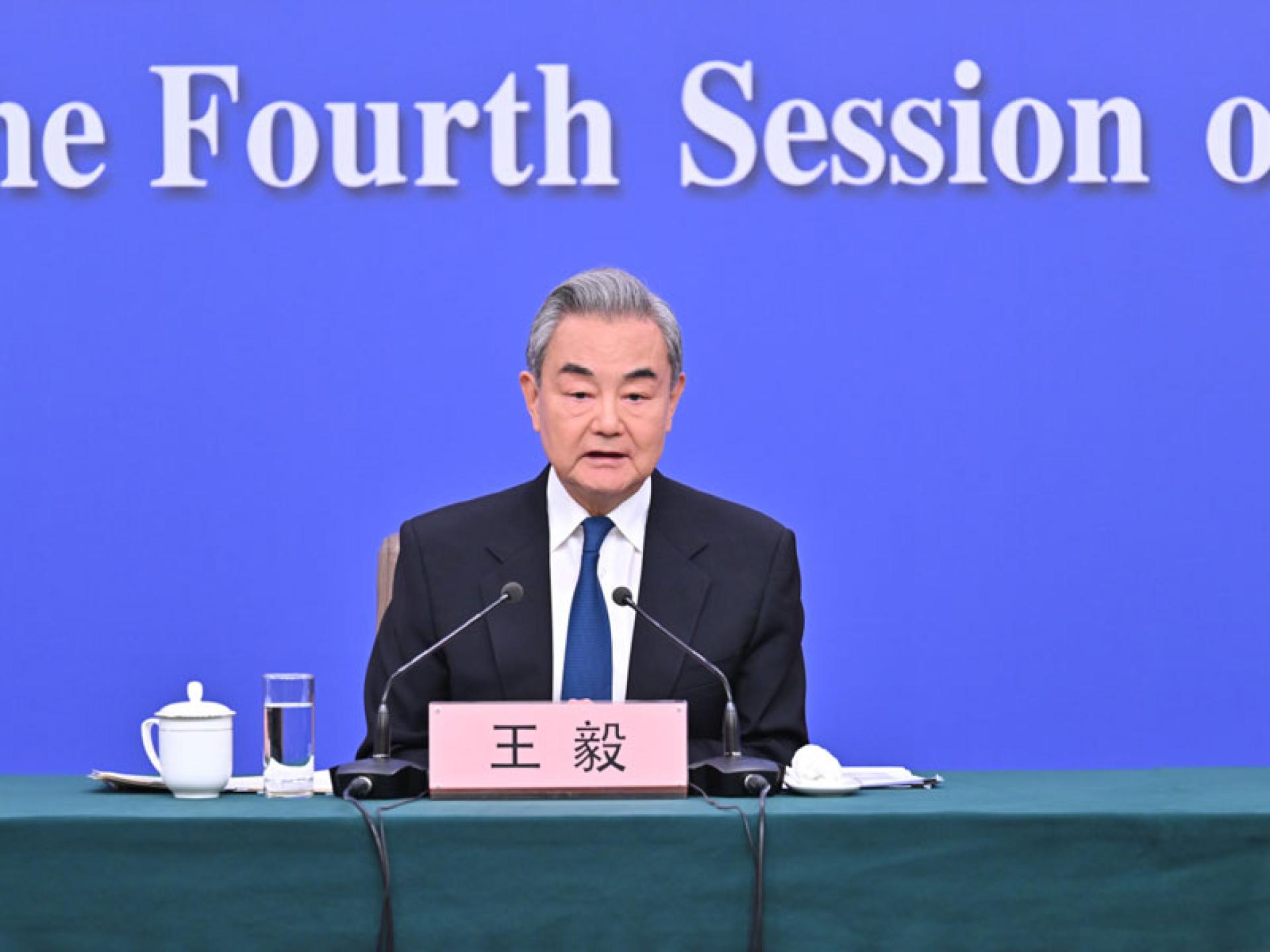 王毅表示，美国和以色列未经安理会授权对伊朗动武，明显违背《联合国宪章》宗旨原则和国际关系基本准则。