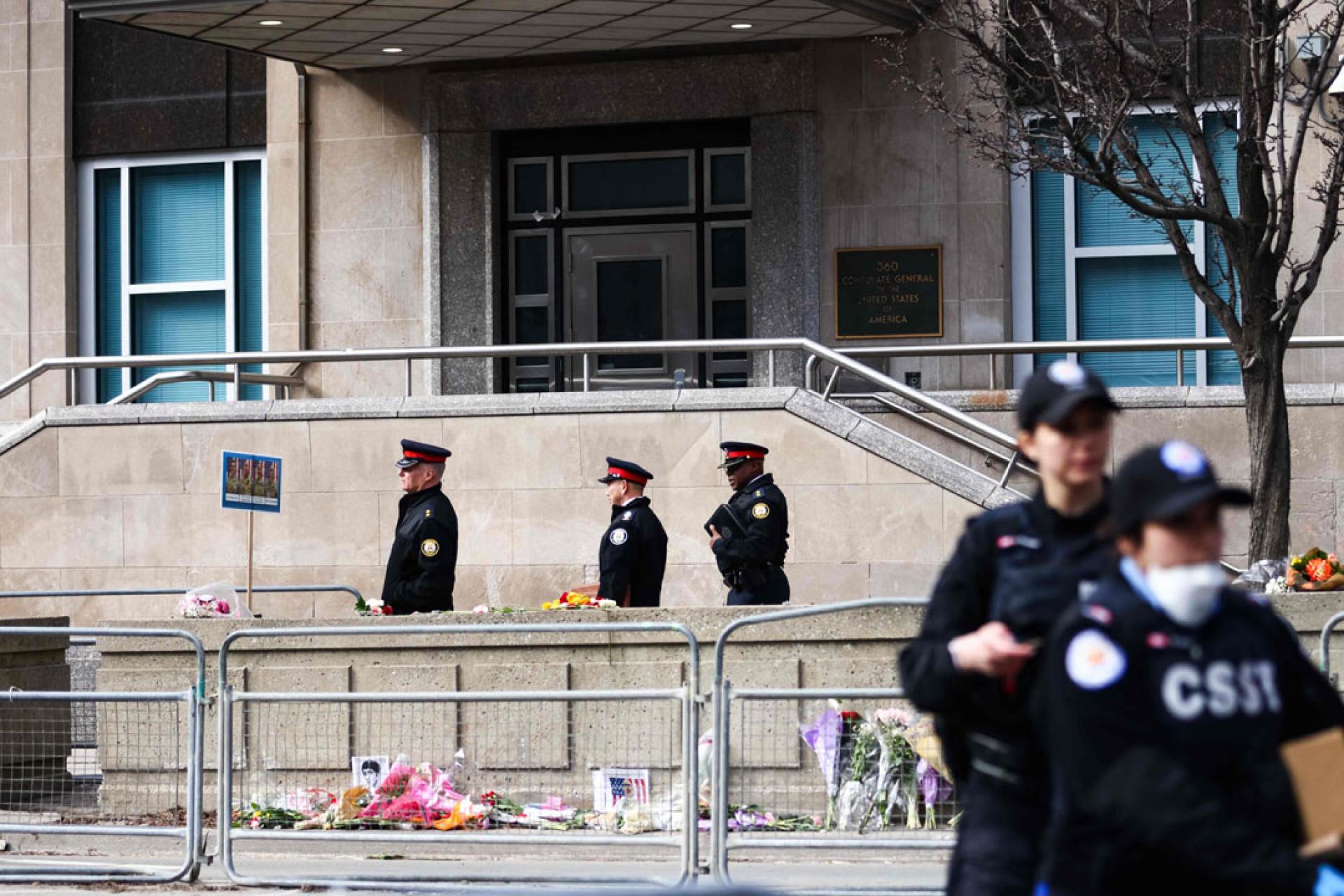 警察10日在加拿大多伦多美国领事馆枪击案现场周围进行侦查。