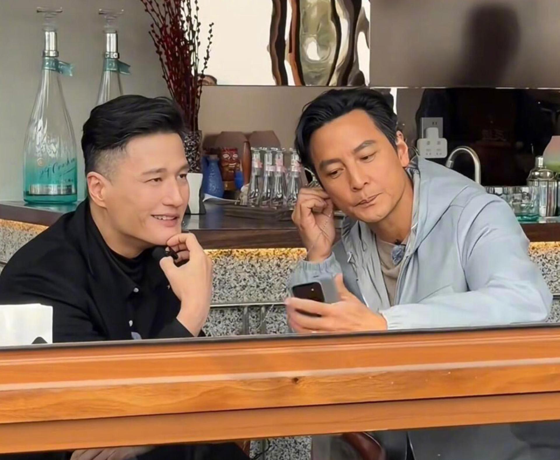 吴彦祖（右）与尹子维近日合体在杭州拍摄综艺节目，颜值却被网友批评像路人。