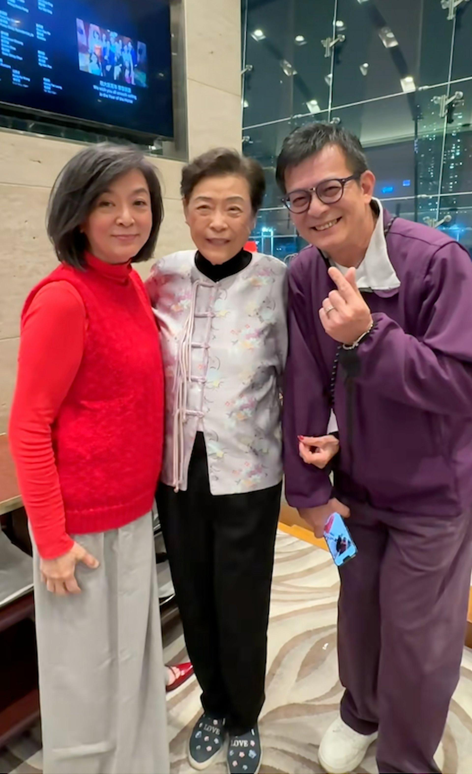 陈玉莲（左）与圈中好友如黄日华合影，人缘极佳。