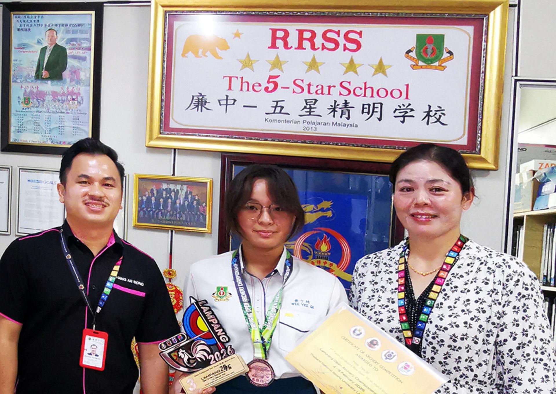 江佩娟校长（右）与康亚雄副校长（左）和黄于绮同学合摄，并恭贺她勇夺复合弓混合团体项目季军。