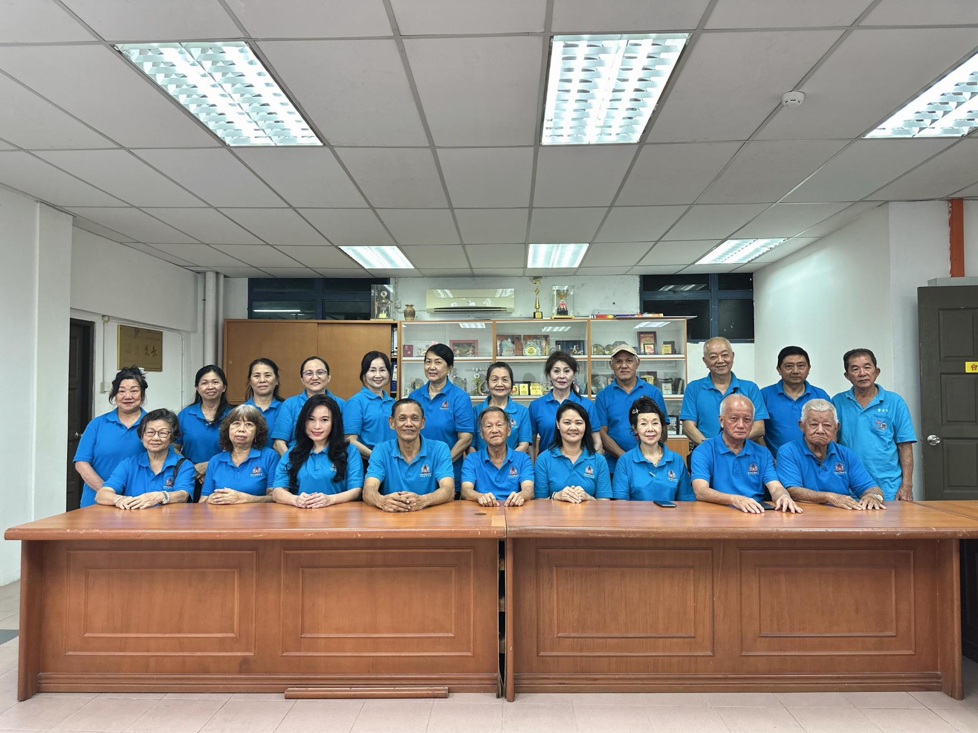 筹备会大合照（前左4为主席杨振平，左五为筹备会主席林荣书）。