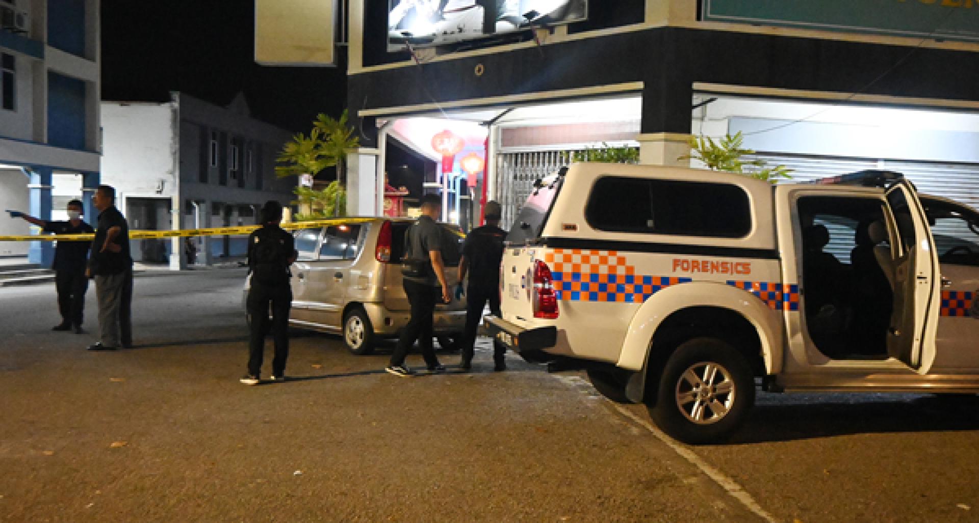 嫌犯犯案后逃跑，并躲在车内。