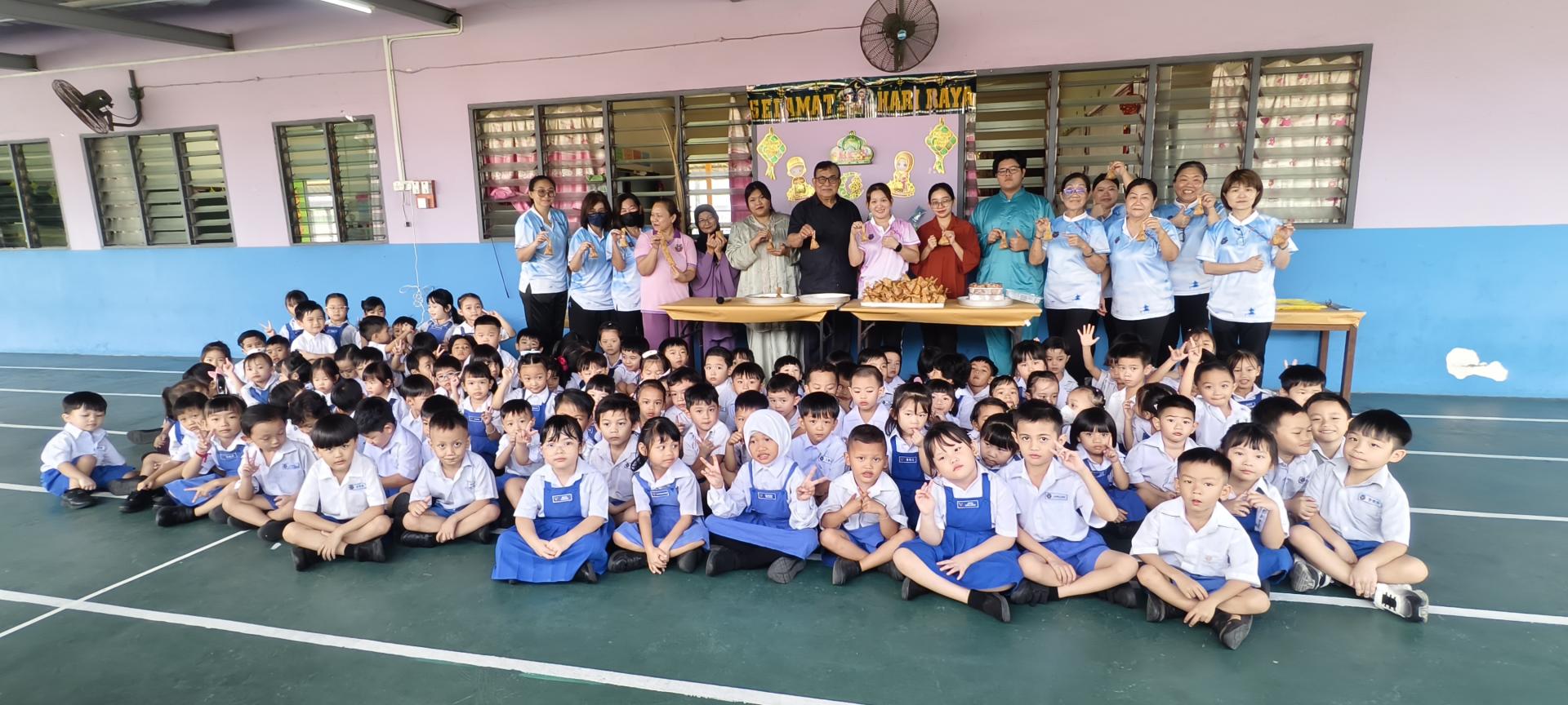 埔奕幼稚园配合开斋节举行马来传统文化体验活动，众人合影留念。后排左7起为董事长本固鲁蔡刚明及园长李殷稼。