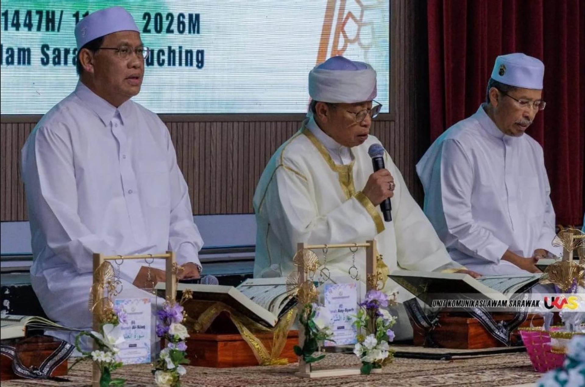 阿邦佐哈里（中）在活动上诵读《古兰经》。