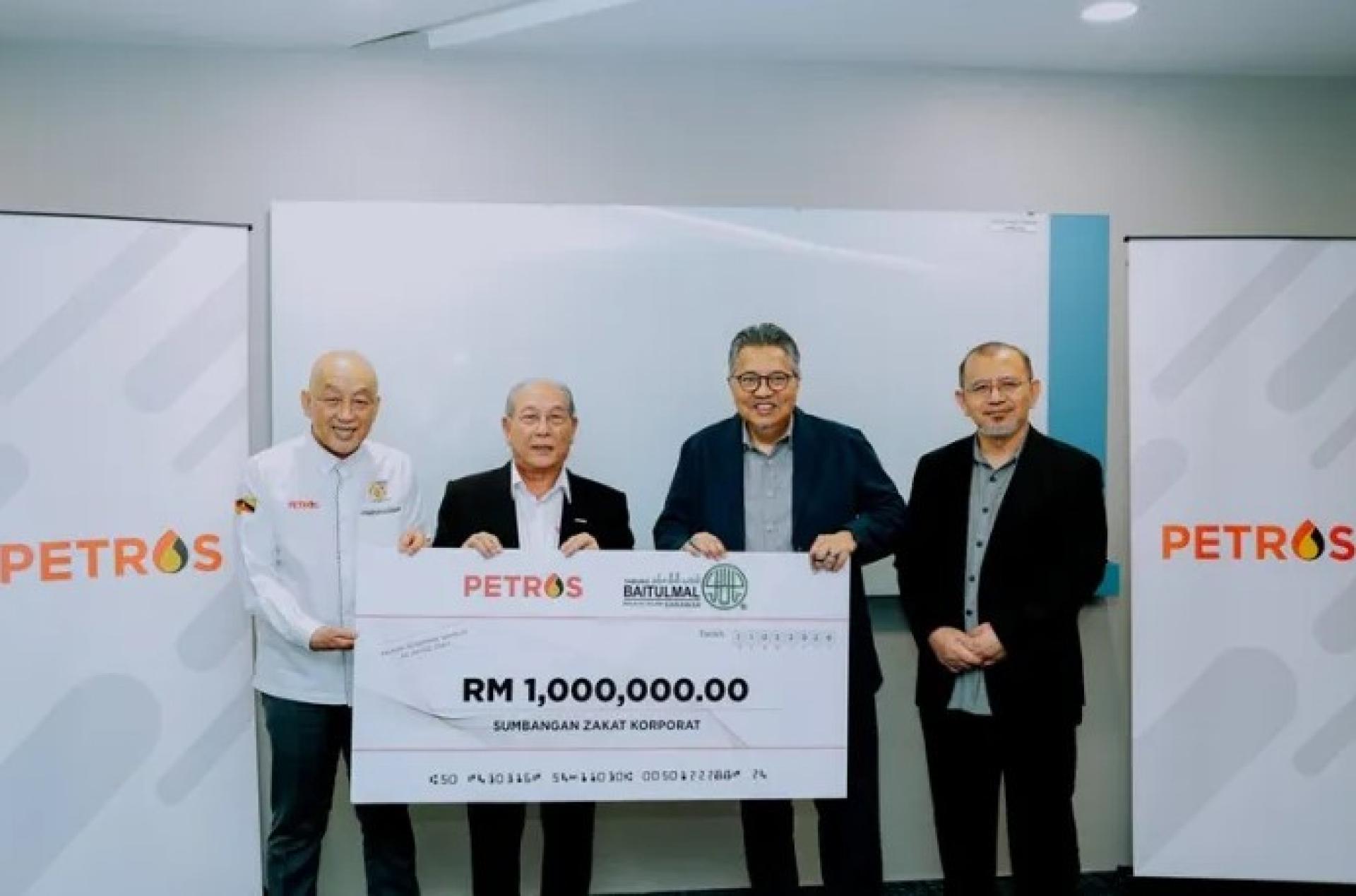 哈米德（左2）在简短仪式上向Mohd Sibli递交支票模型，Ismail（左1）及Mohd Yusree在场见证。