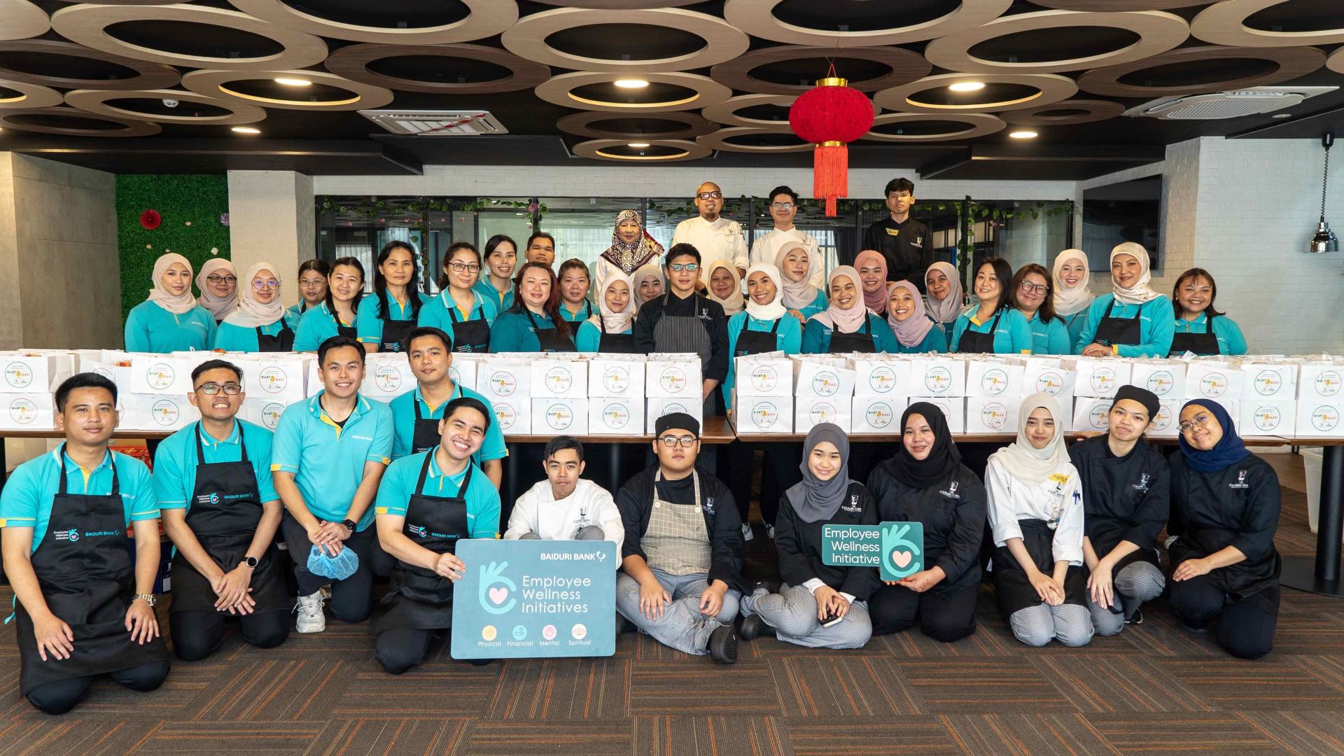 参与Buat & Bagi”活动者合影