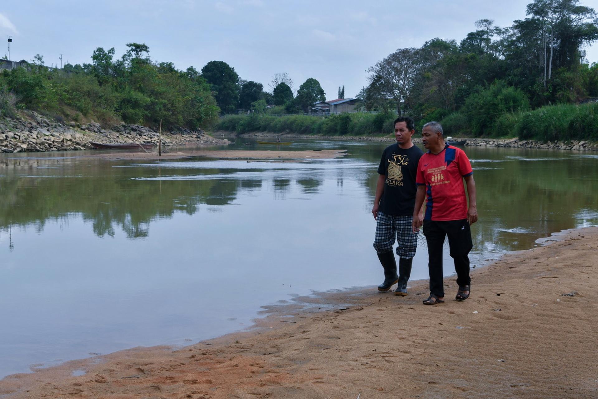 近期高温炎热天气，导致河水干枯，步行可以横跨。
