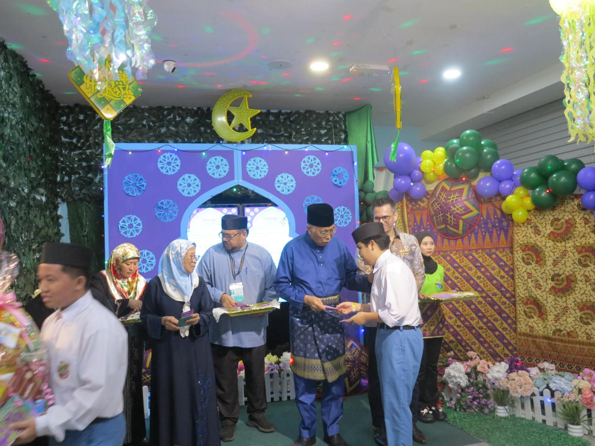 国会议员丕显阿达南分发青包予学生