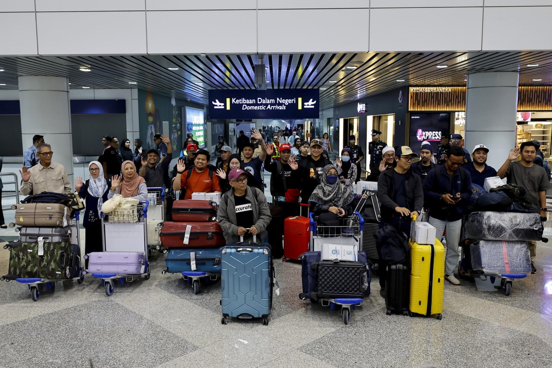 特别航班于周三中午12时48分安抵吉隆坡国际机场，首轮行动共成功带回170人。