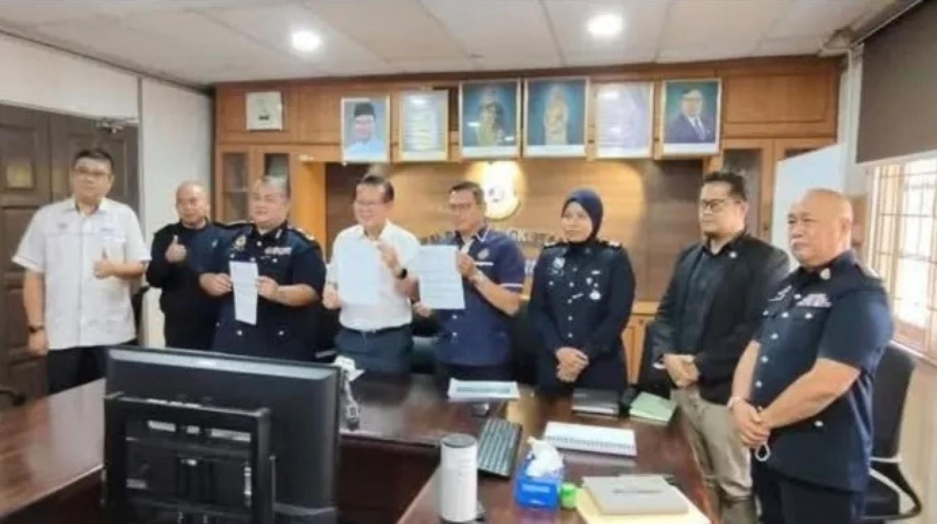 李景胜（左4）于2026年3月11日在美里陆路交通局办公室与相关机构讨论后合影。