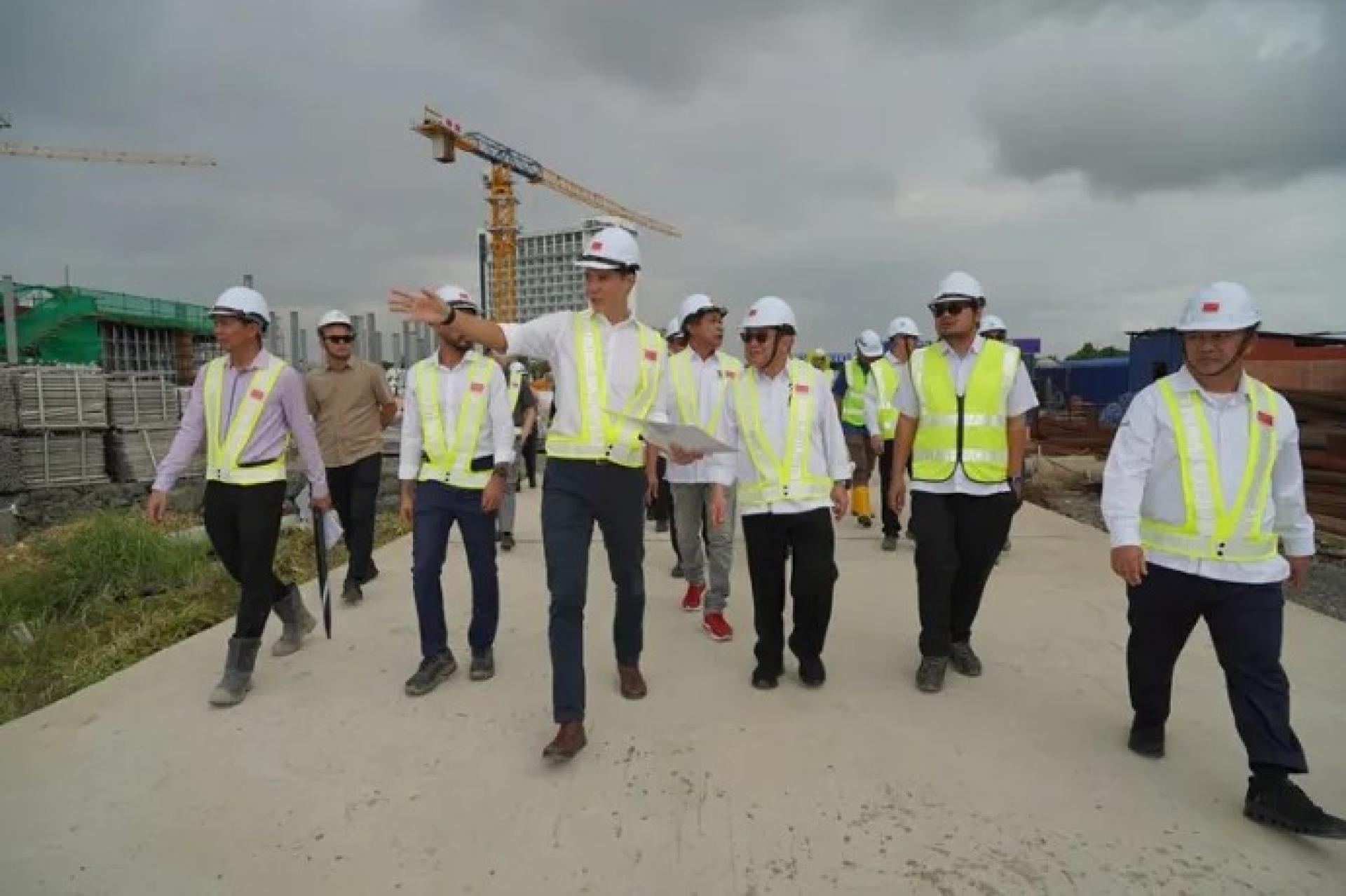 道格拉斯（右3）于2026年3月11日视察BCCK 2项目现场。