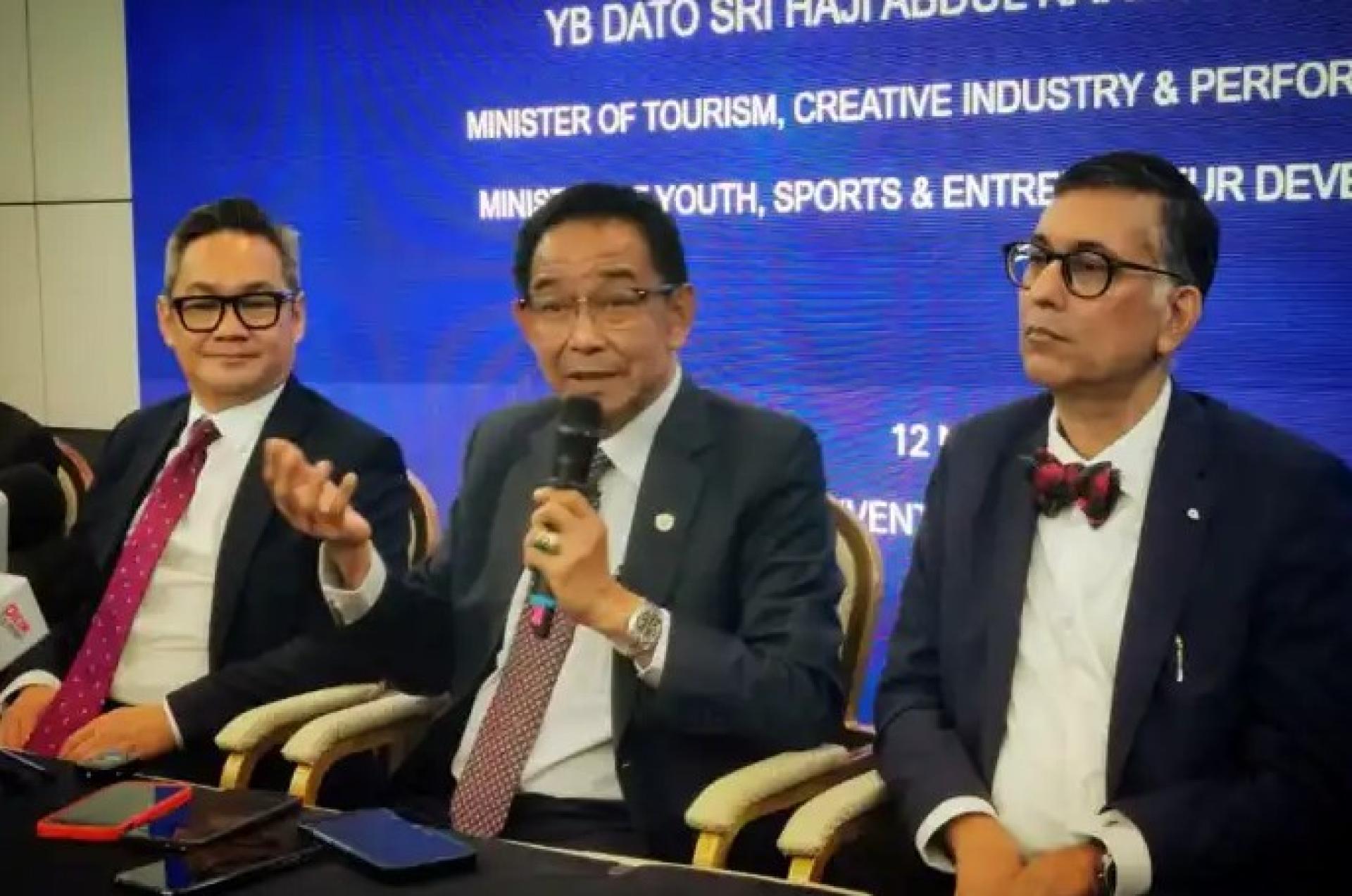 阿都卡林（中）于2026年3月12日在古晋BCCK新闻发布会上发言。左为公共卫生、房屋及地方政府副部长拿督程明智，右为马来西亚公立医院协会会长拿督库尔吉特辛格。