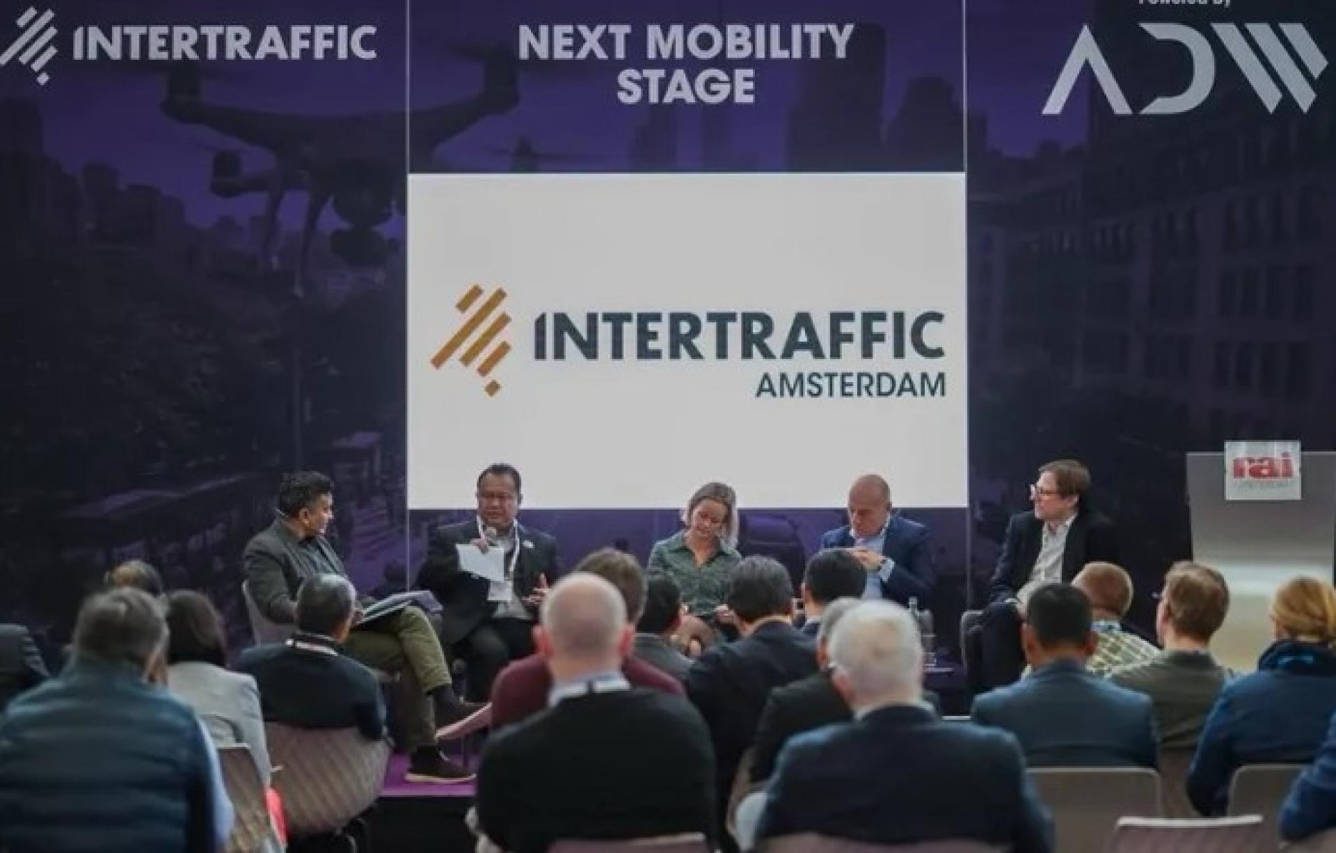 南达（左2）于2026年3月12日在阿姆斯特丹Intertraffic论坛上发言。