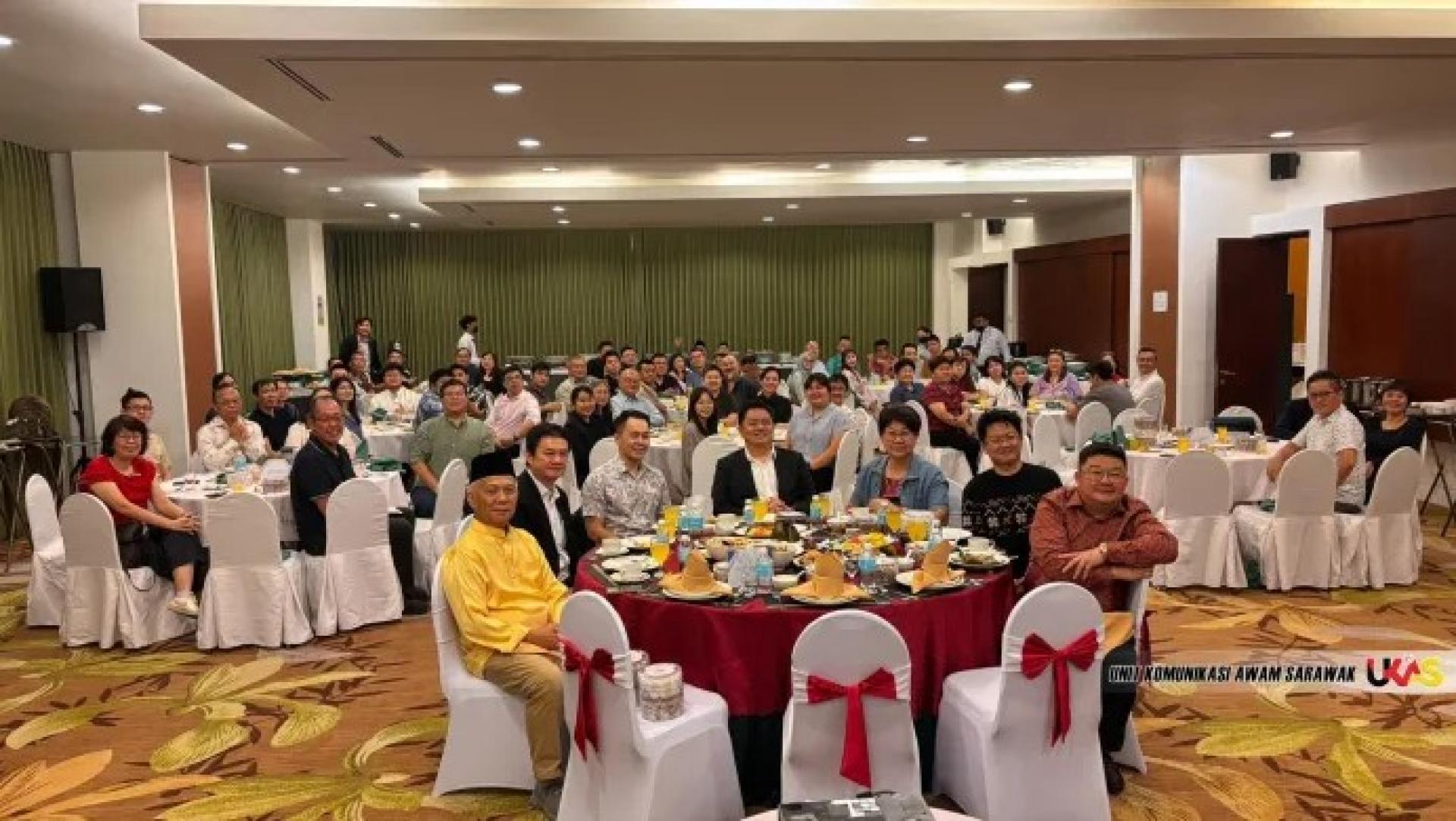 陈锦福（左3）出席2026年3月10日在诗巫举办的BESarawak开斋晚宴‘同桌一千故事’活动。