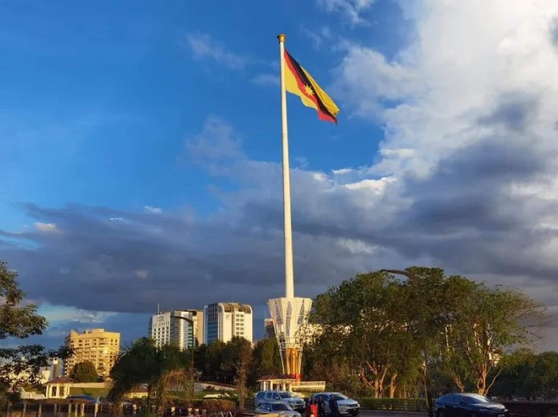 砂拉越州旗在“Ibu Pertiwi广场”高高飘扬，与蔚蓝天空相映成辉。