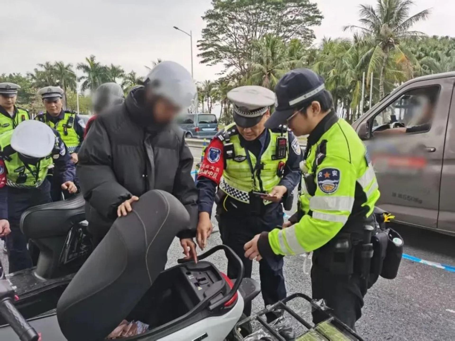 深圳交警在全市执法严打违规电动单车。