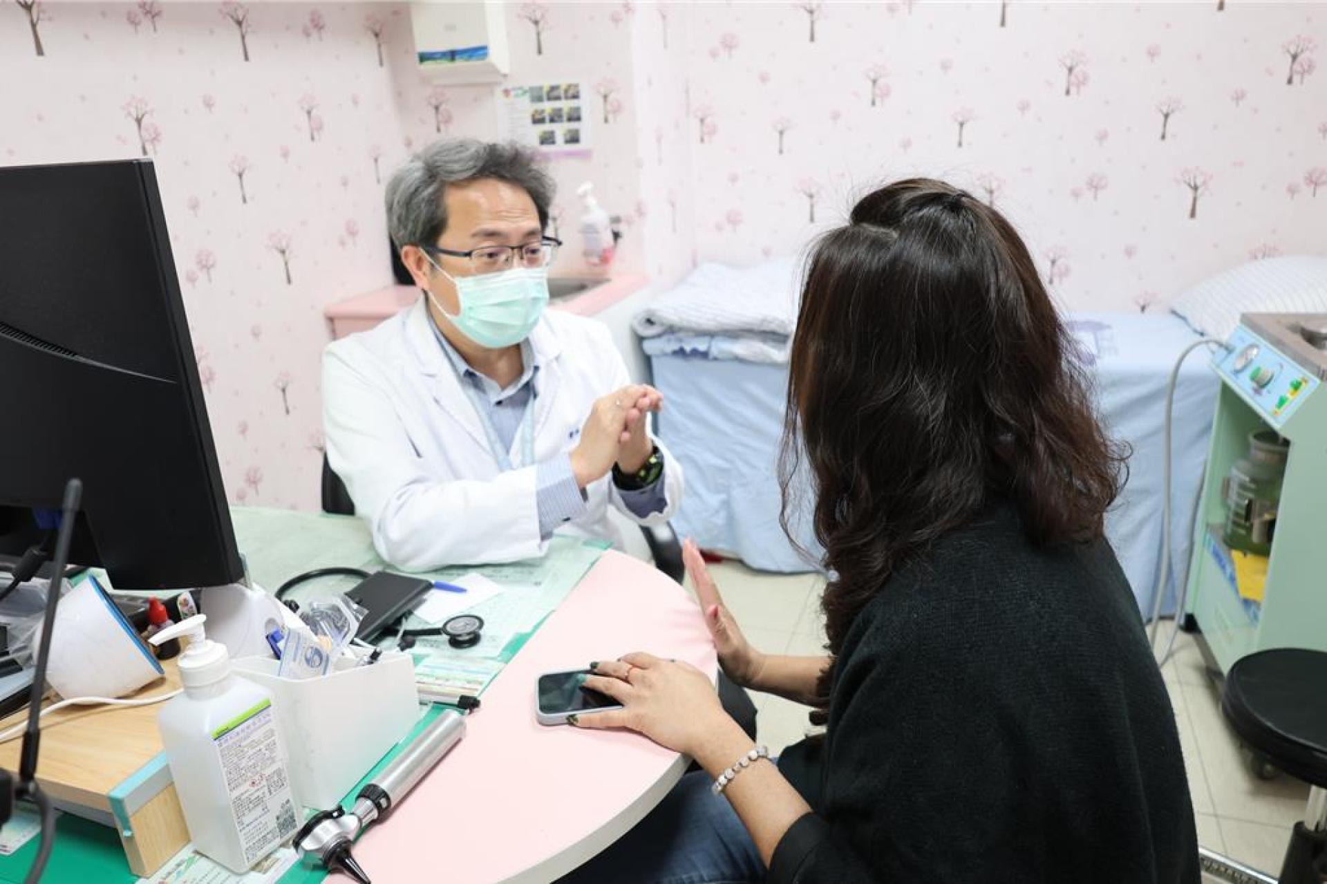 彰化医院小儿科主任马瑞杉（左）指出，民众出现喉咙剧痛就要特别在意，应尽早就医查出原因。