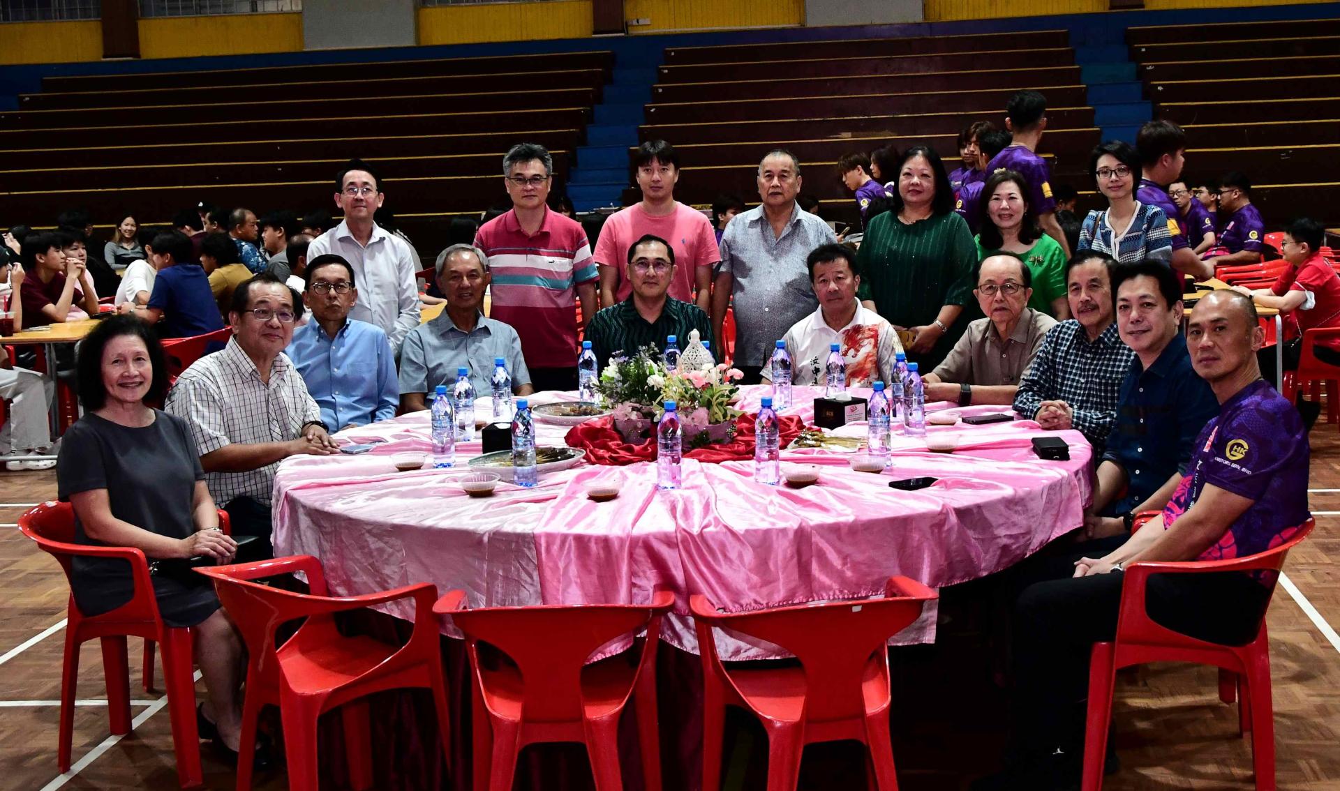 图为出席慰劳宴的汶中董事会成员、瑞狮暨民俗小组顾问，汶莱同乐公益慈善基金会总会长及汶中行政领导等合影。