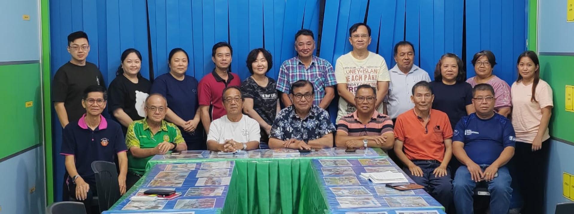 埔奕中华公学80周年校庆工委在首次会议后合影。坐中者为筹委会主席本固鲁蔡刚明。