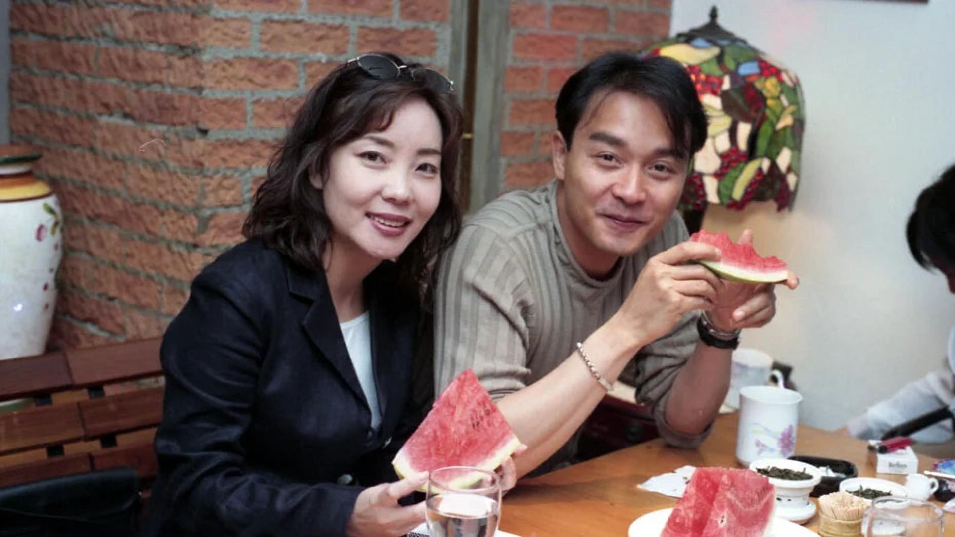 张国荣(右)1995年赴台宣传，好友辛晓琪陪同用餐。