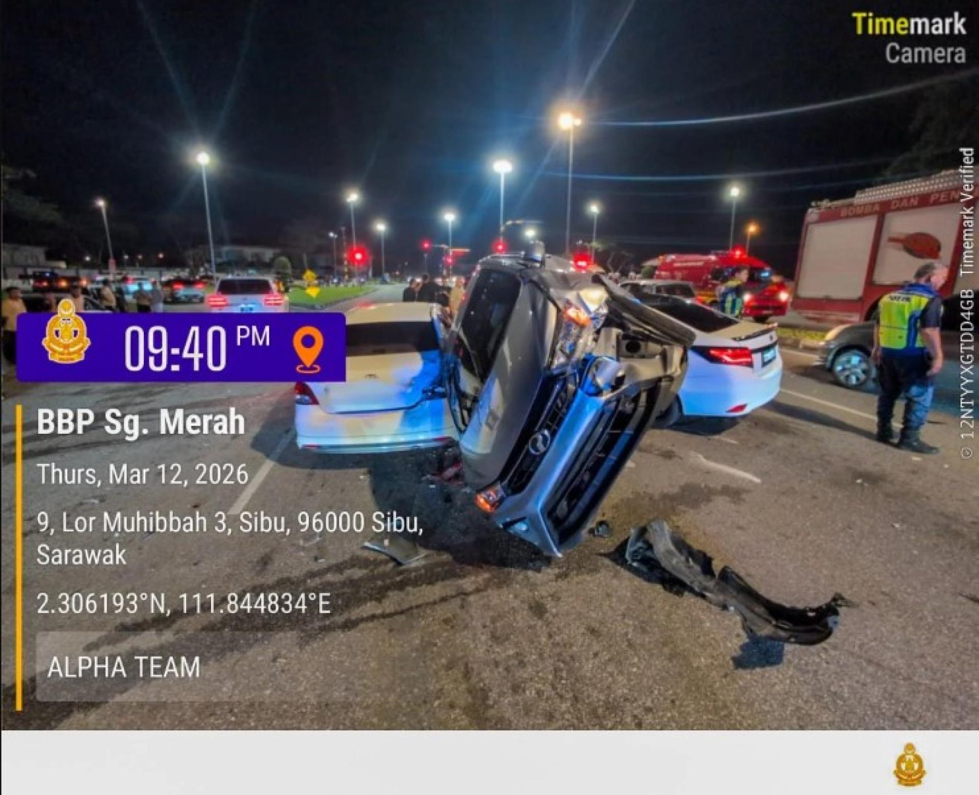 七车连环相撞后，一辆Perodua Bezza轿车倾斜停在路面上。