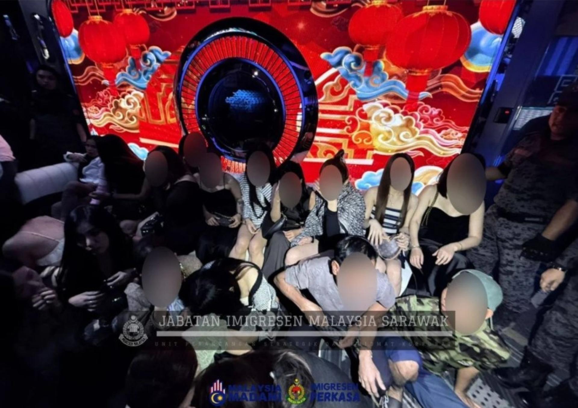 移民局人员在古晋执法行动中扣查外籍人士。