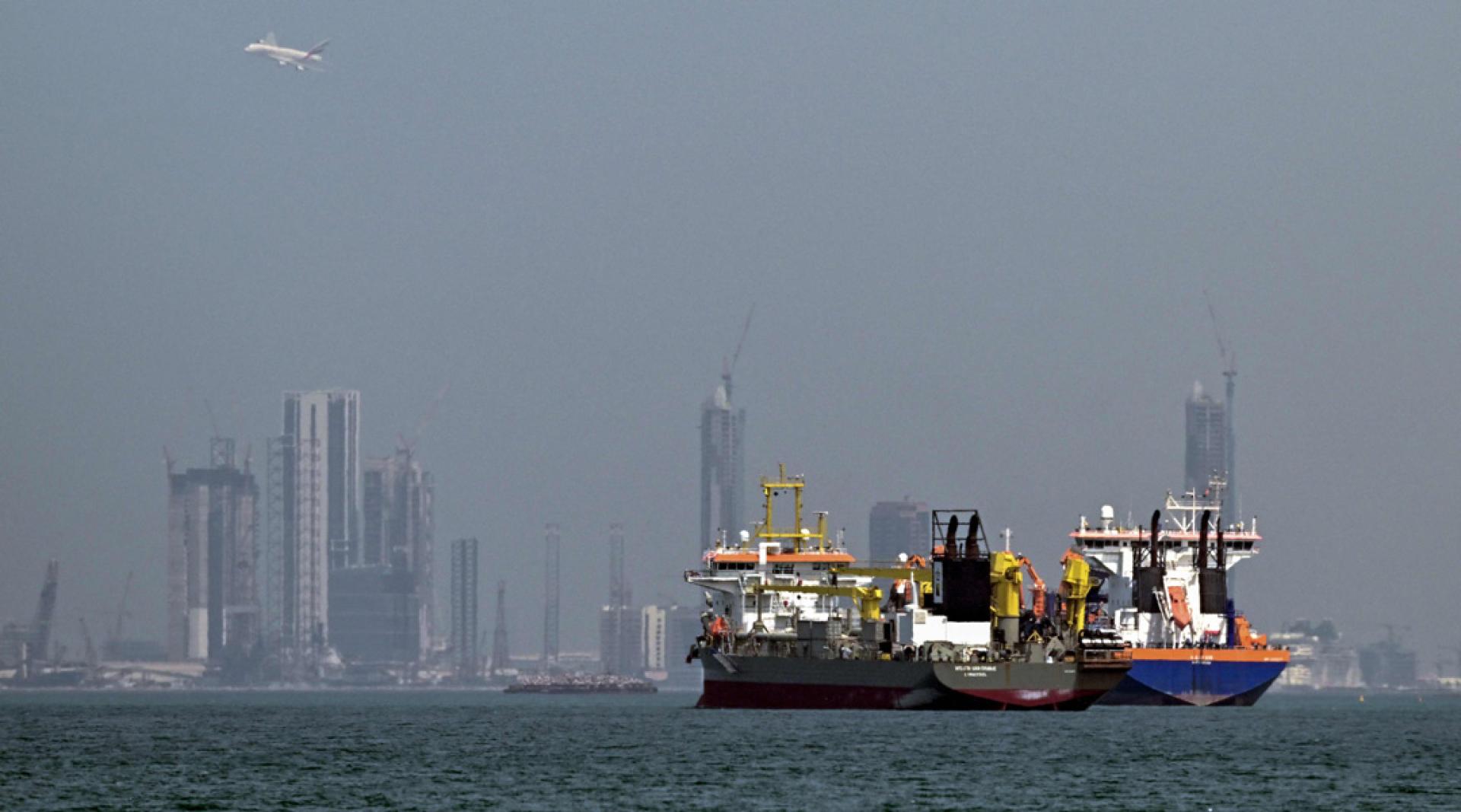 由于霍尔木兹海峡还无法安全通行，一些商船在杜拜岸外停留。