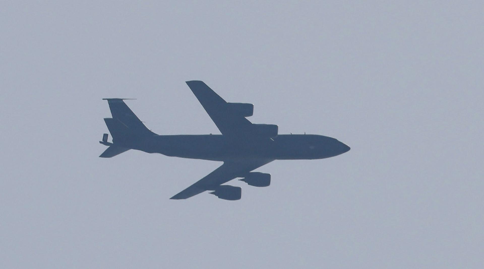 3月4日，一架KC-135空中加油机飞越特拉维夫的上空。