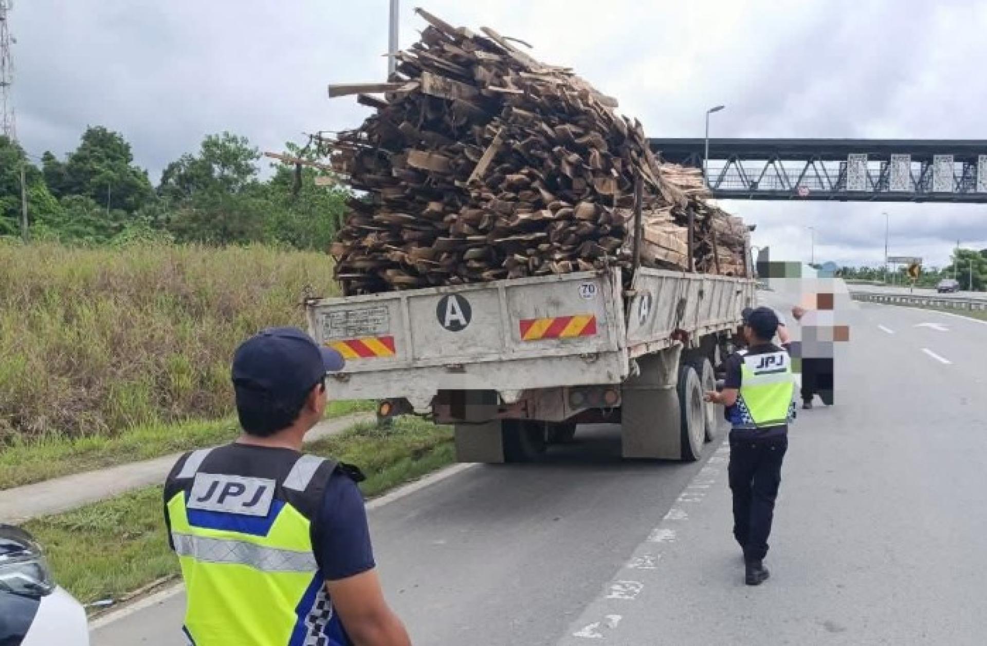 前日，在泛婆大道诗巫至美里段特别行动中检查的部分车辆。