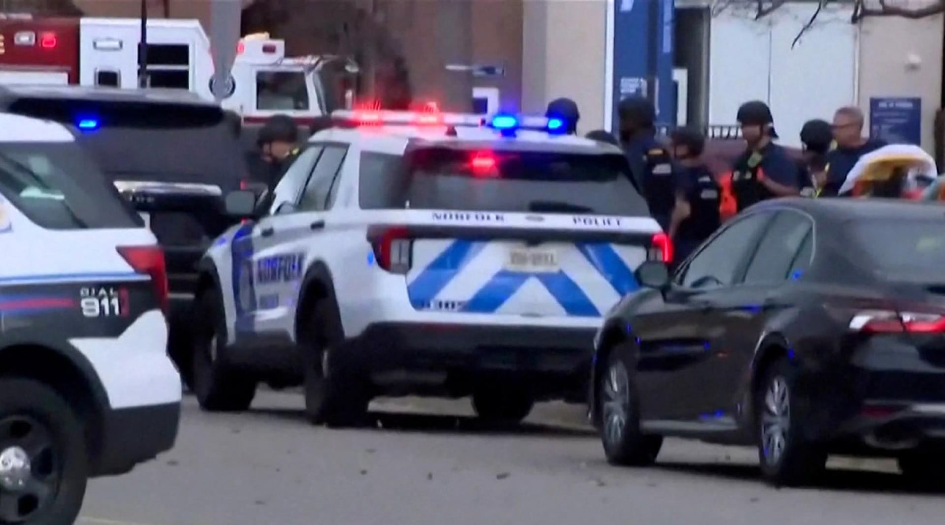 一名枪手在弗吉尼亚州诺福克市的奥尔德多米宁大学开枪扫射后，警方部署警力。