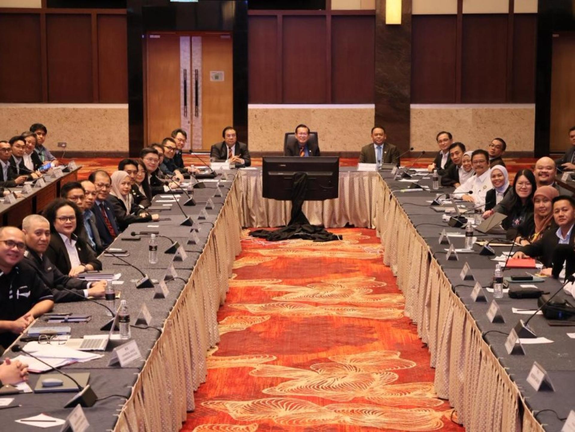 李景胜（中）与委员会成员及利益相关方在SPTC会议结束后合影。