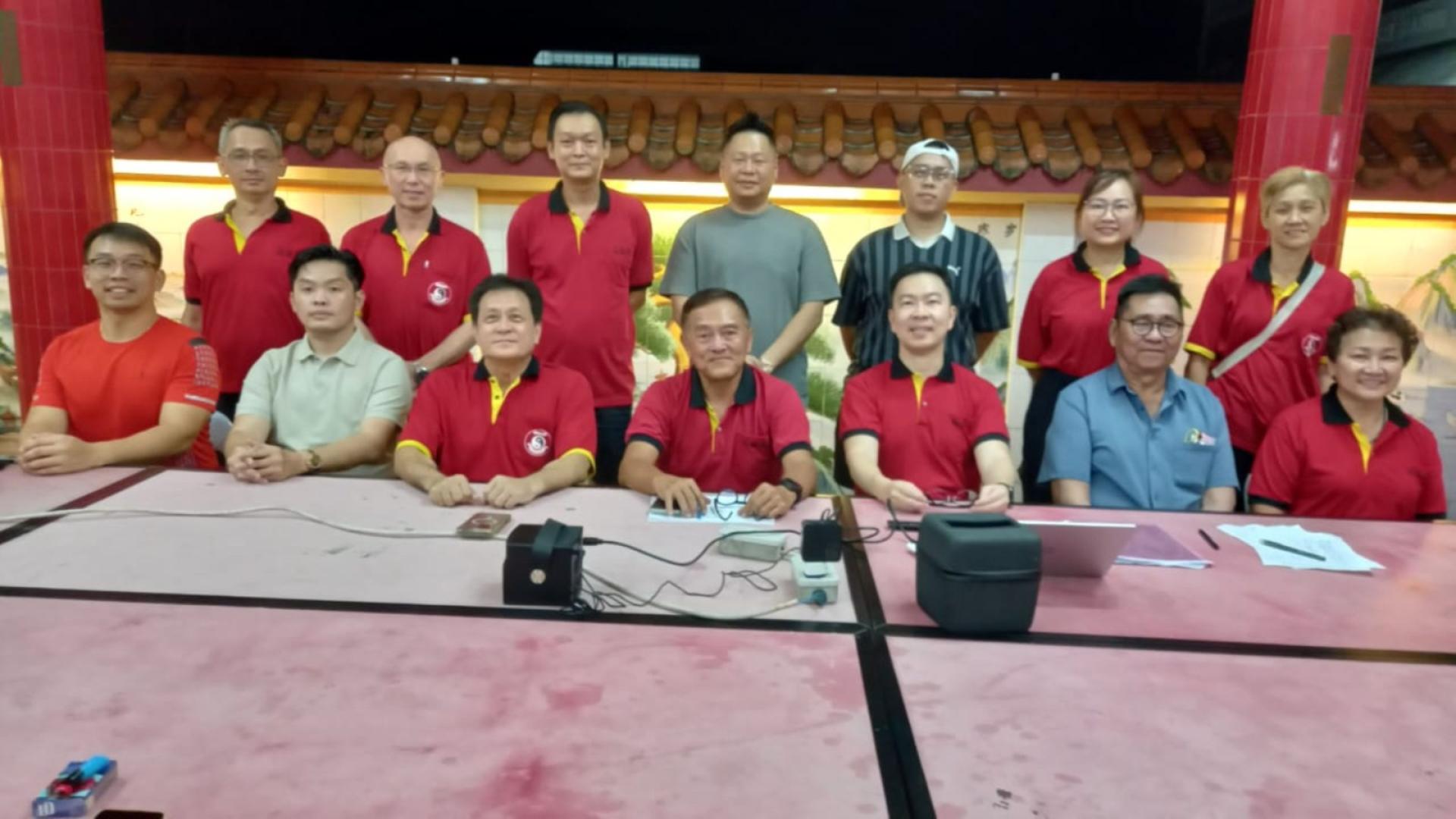 古晋东岳观主席方文祥太平局绅（前排左3）、筹委主席钟献忠（左4）与部分筹委合影。左起为郑国昌、李欲熙；右起是官美枝、陈瑞海、吴志鸿等人。