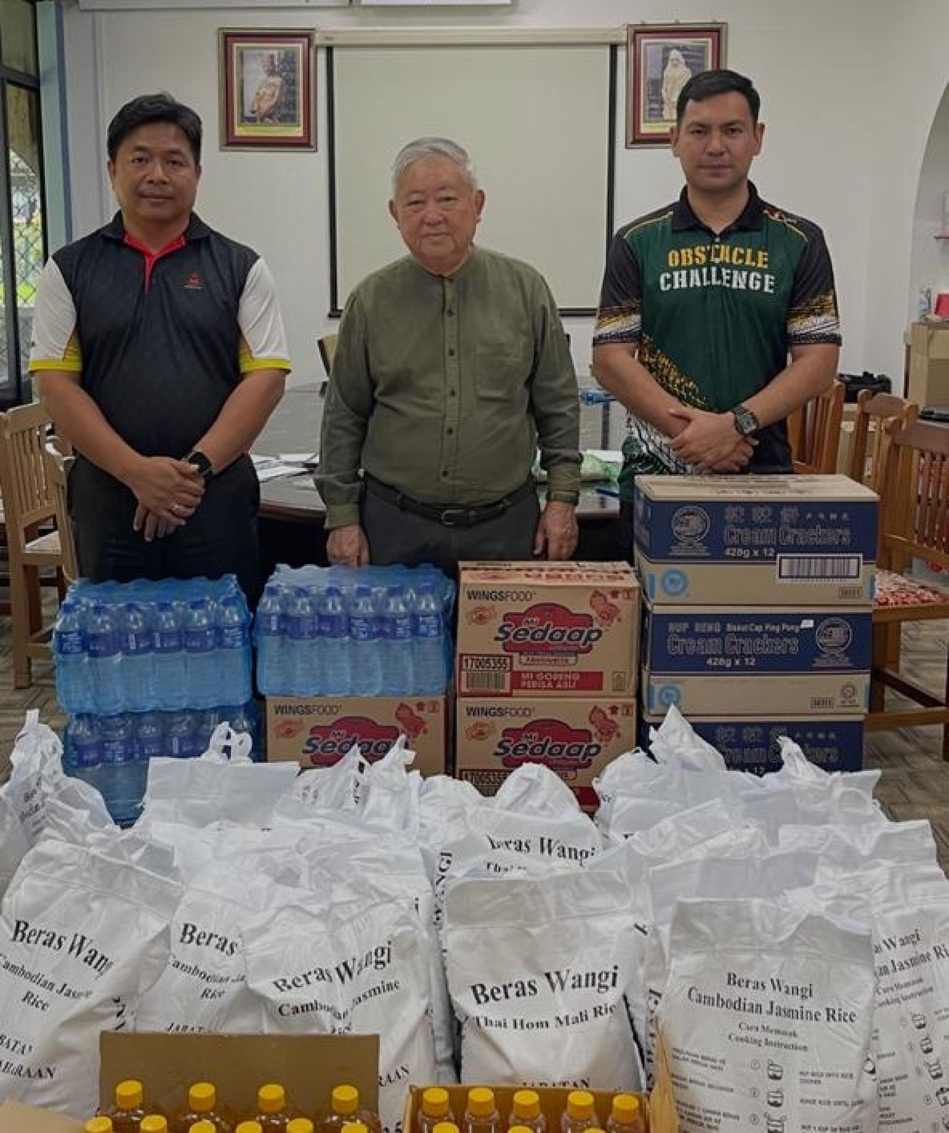 蔡永发参与汶莱监狱局主办的斋戒月慈善捐款活动。