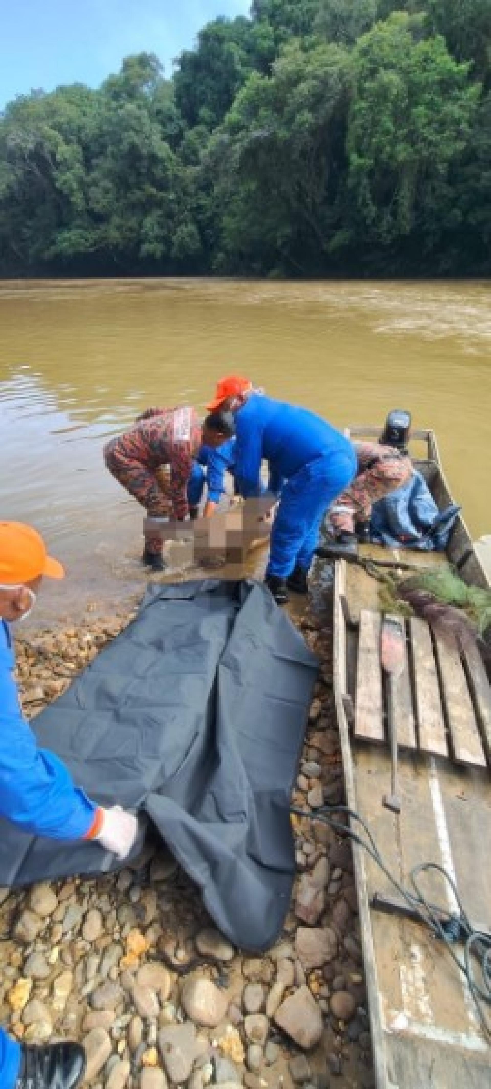 参与行动的人员将如楼加拿逸河溺水男子的遗体打捞上岸。