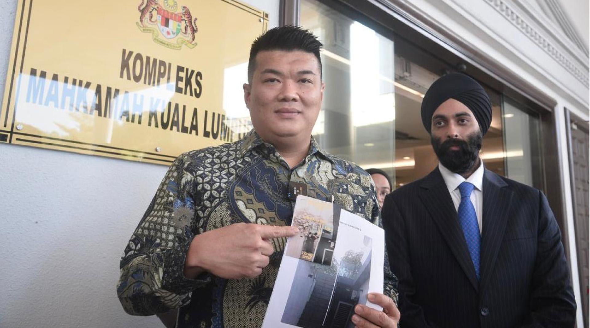 刁健城（左）：我接获WhatsApp信息，内容是两张照片，途中其中一名疑是反贪会官员的人士，手中疑似握着枪！