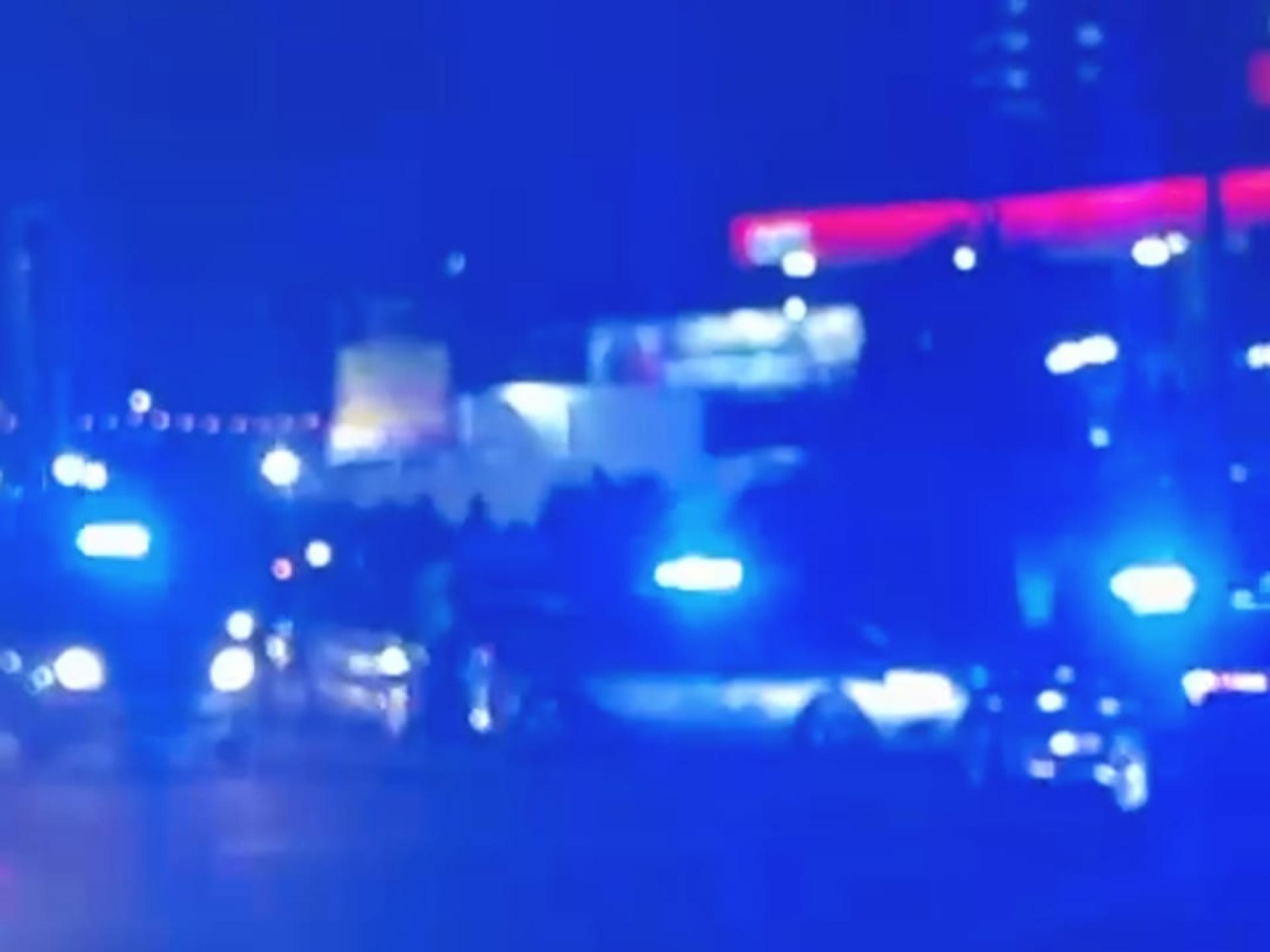 警方案发后在现场展开调查。 （网络视频截图）