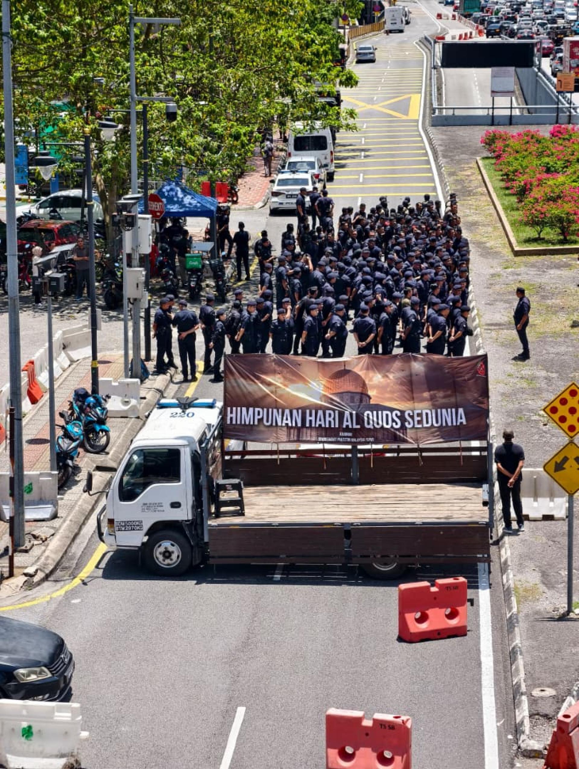 大批警方亦已经在大使馆前驻守和封锁道路，以防不愉快事件的发生。
