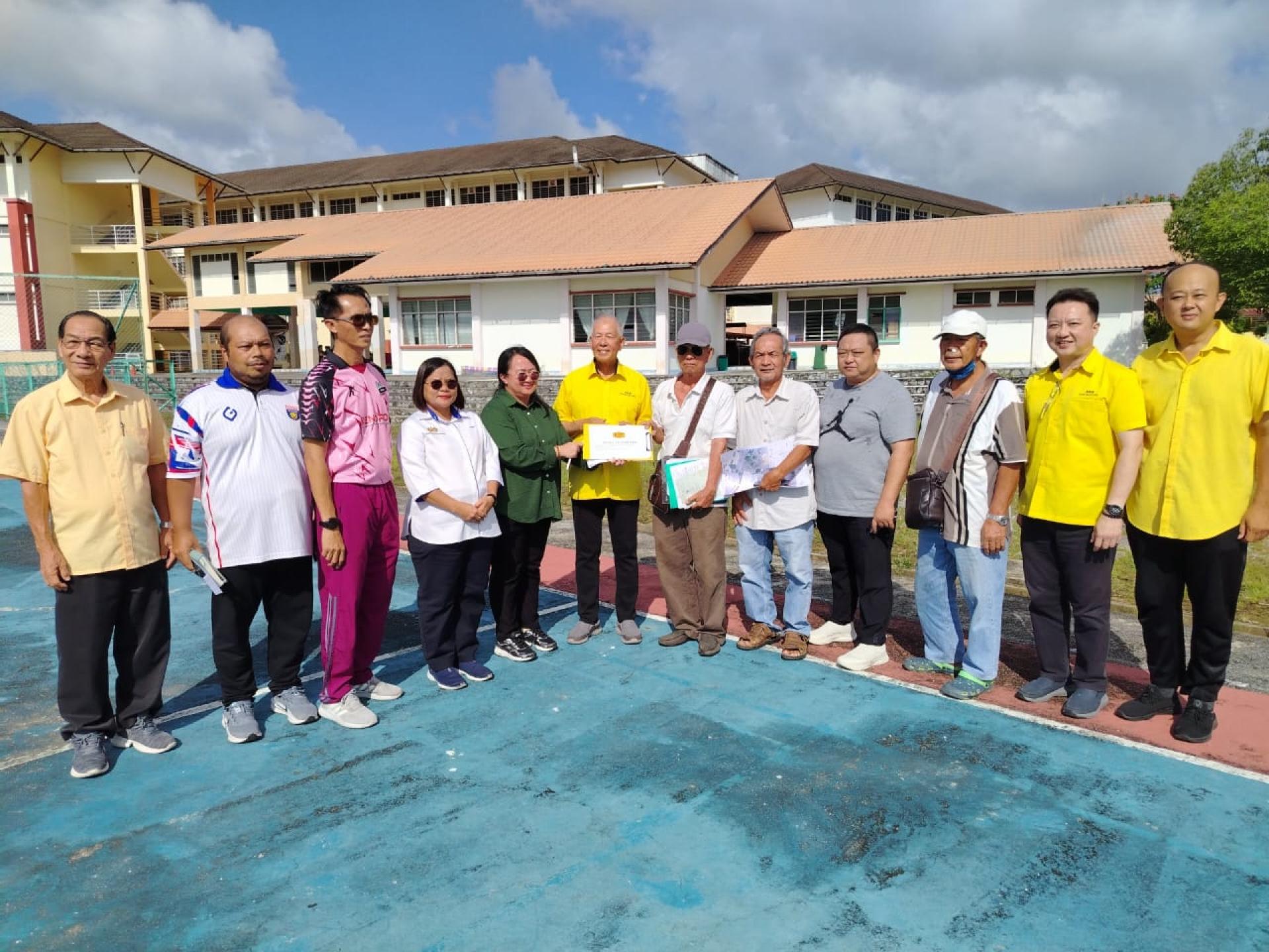 砂拉越旅游副部长兼卑尔骚区州议员拿督陈超耀（左6）巡视鲁洼国中RTP工程进展，并见证校方及承包商移交工程文件。