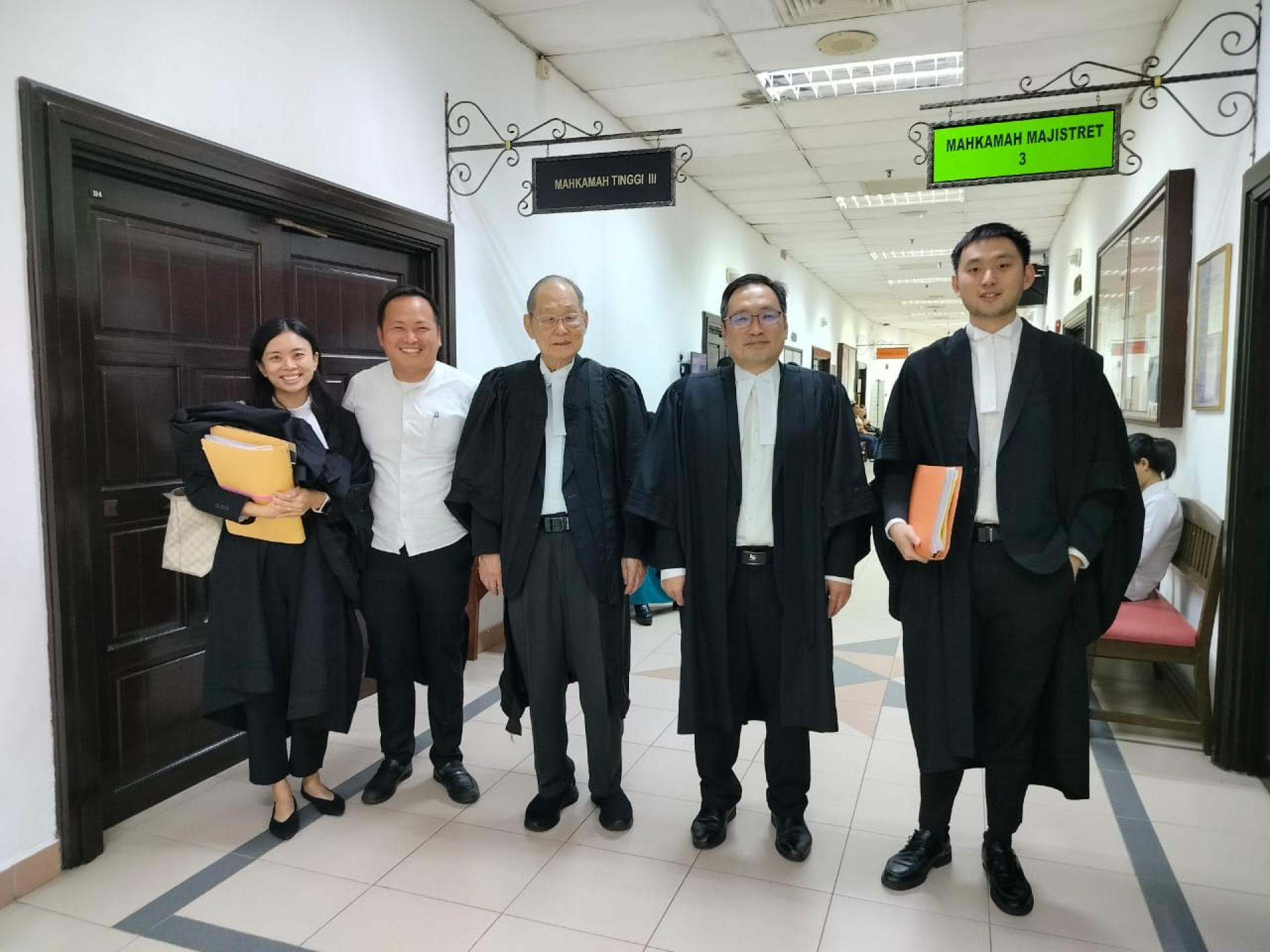 代表江峰年（左2）的律师团成员包括张守江（中）、张健仁（右2）、张翰贤（右1）及张嫣倪（左）在法庭走廊合影。