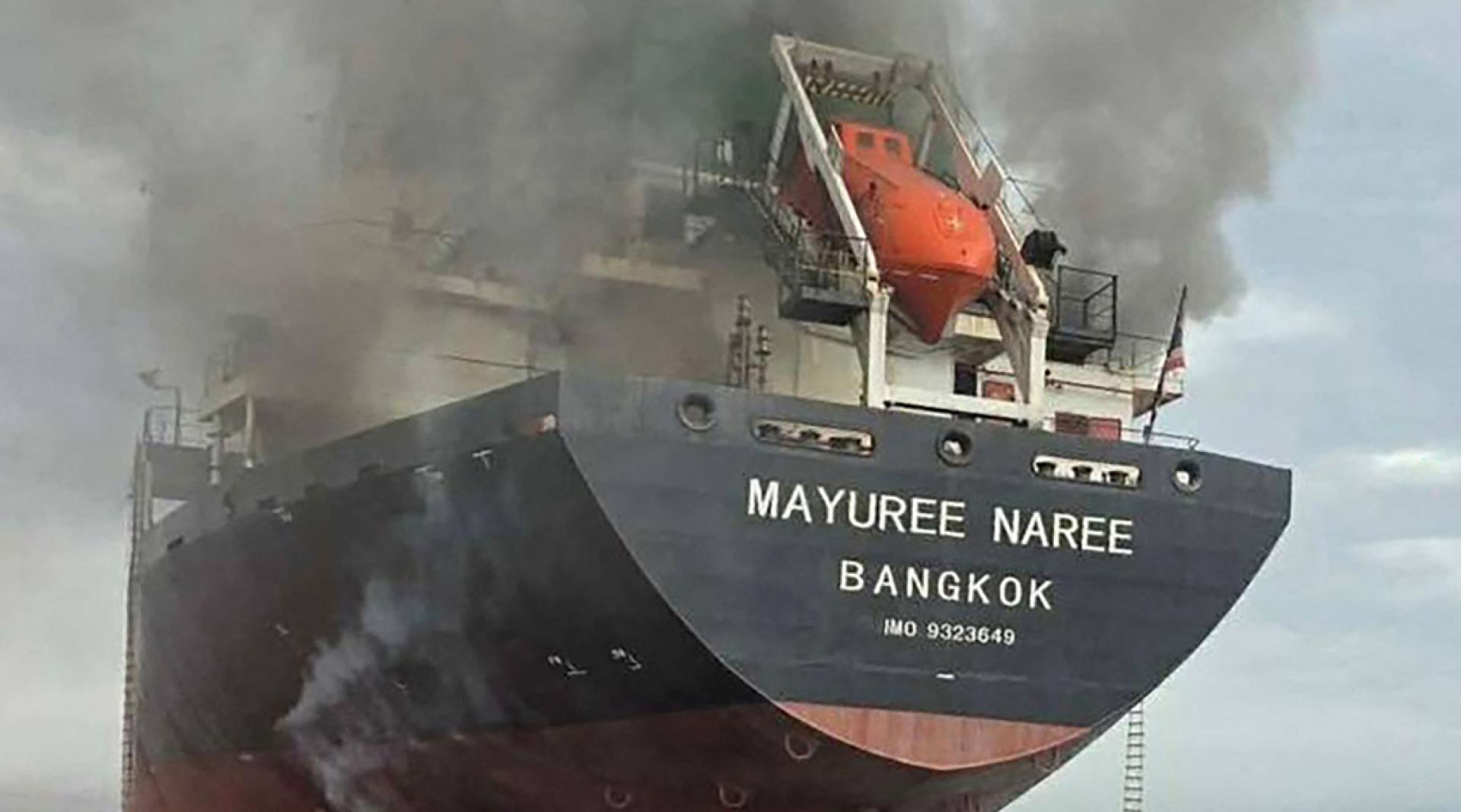 泰国海军3月11日发布的照片显示，泰国散货船“Mayuree Naree”号当天在霍尔木兹海峡遭到袭击后冒出浓烟。