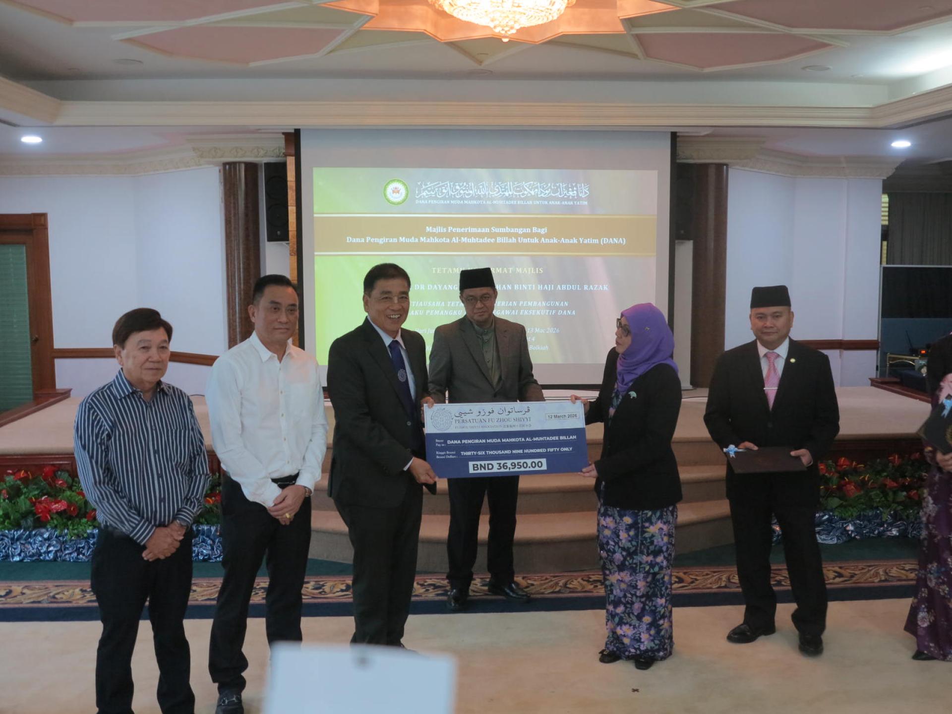 执行会务顾问拿督张永平及顾问拿督黄志银联合移交一张3万6950元的模拟支票予发展部常任秘书兼皇太子孤儿基金代首席执行官拿汀印蒂寒