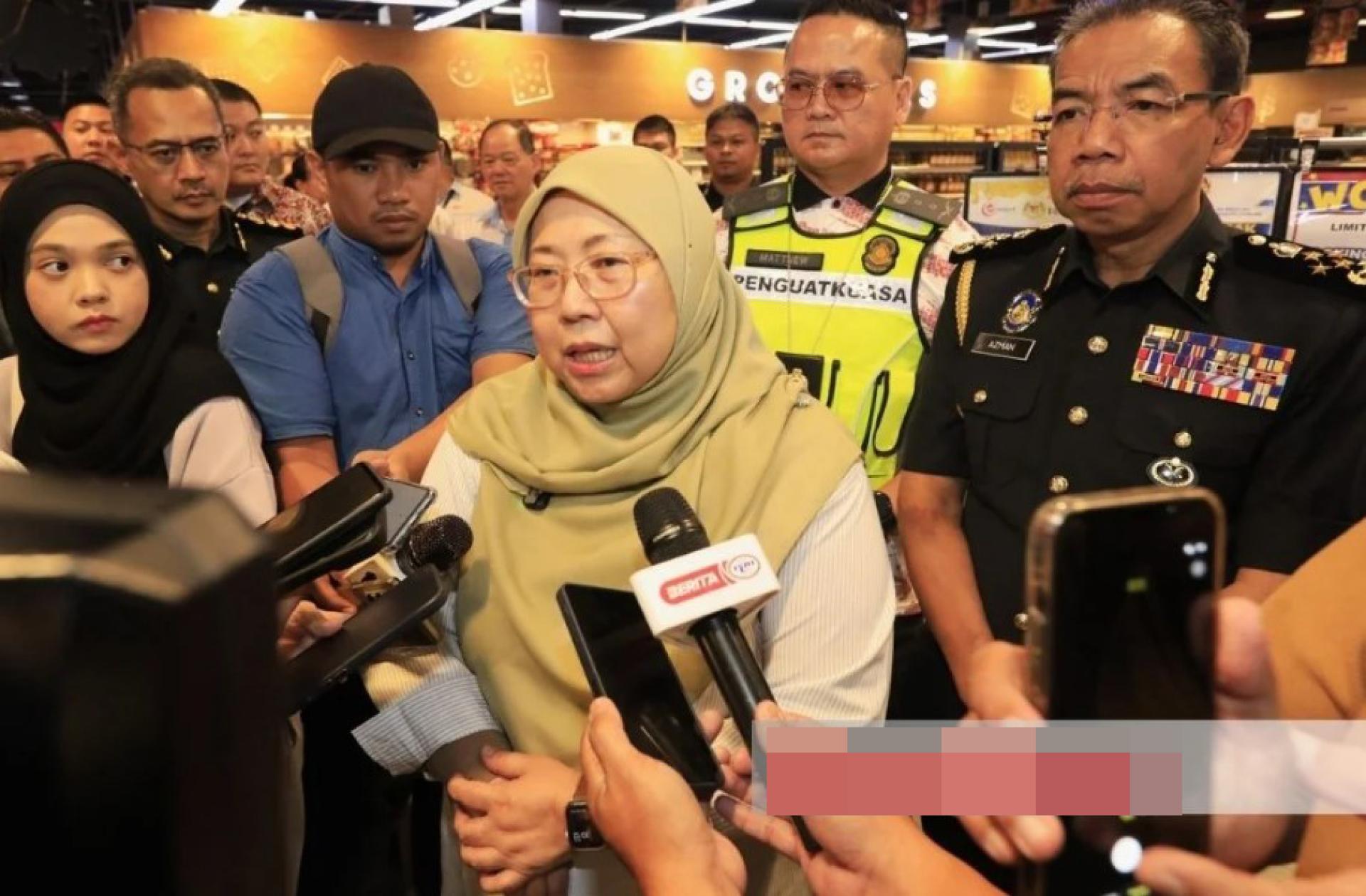 傅芝雅在巡视结束后接受记者采访。