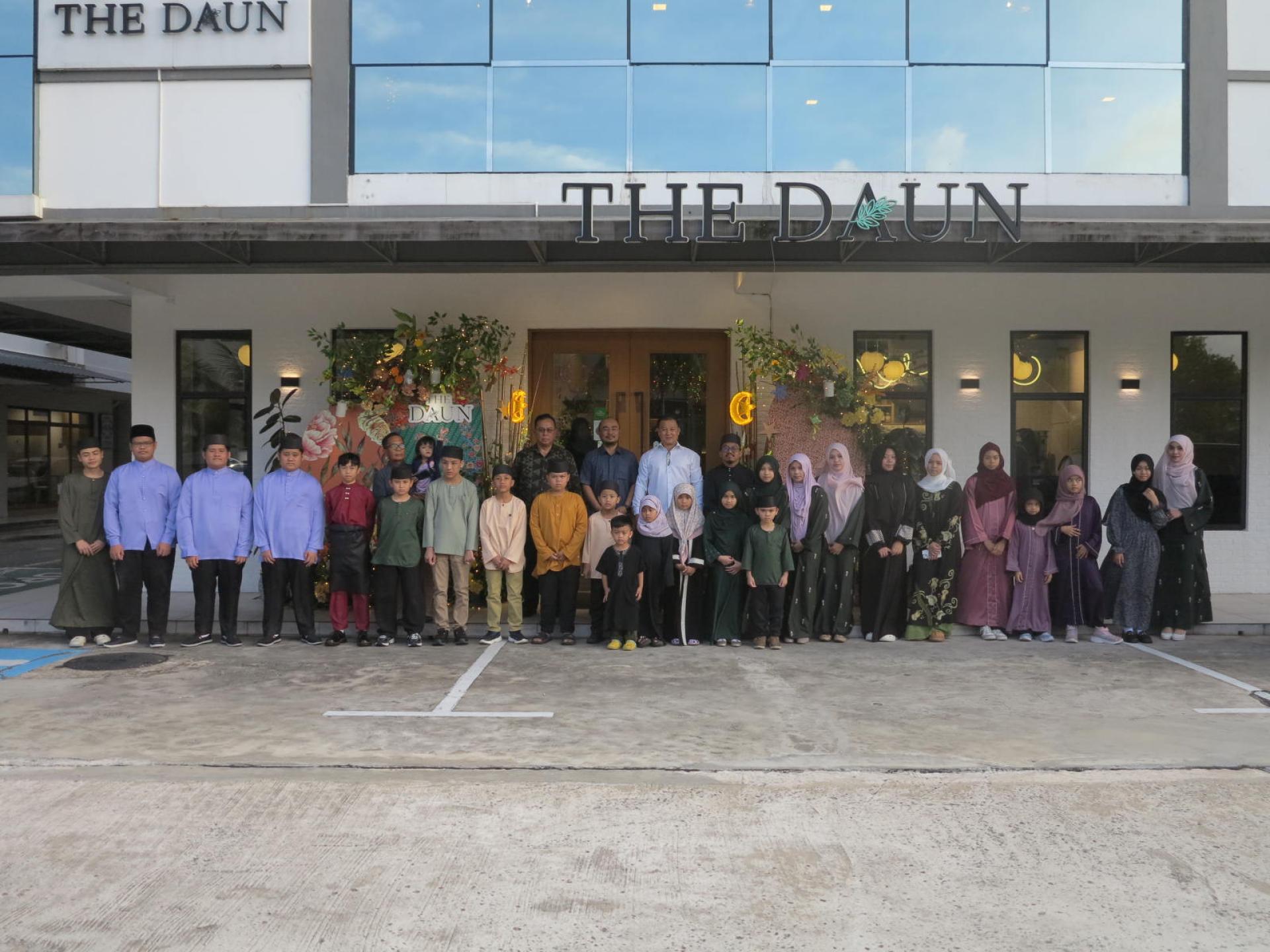 摩拉县县长代助理莫哈末凯罗、OKKY珠宝有限公司董事经理邱福金与孤儿合影