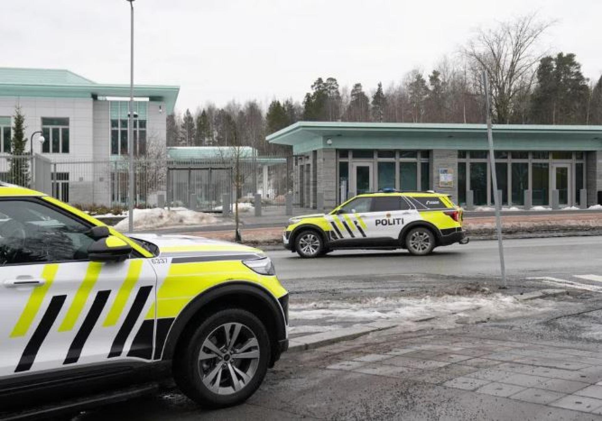 美国驻挪威大使馆3月8日遭炸弹袭击后，警方到场展开调查。挪威警方随后逮捕三名涉嫌涉案的伊拉克裔挪威人。