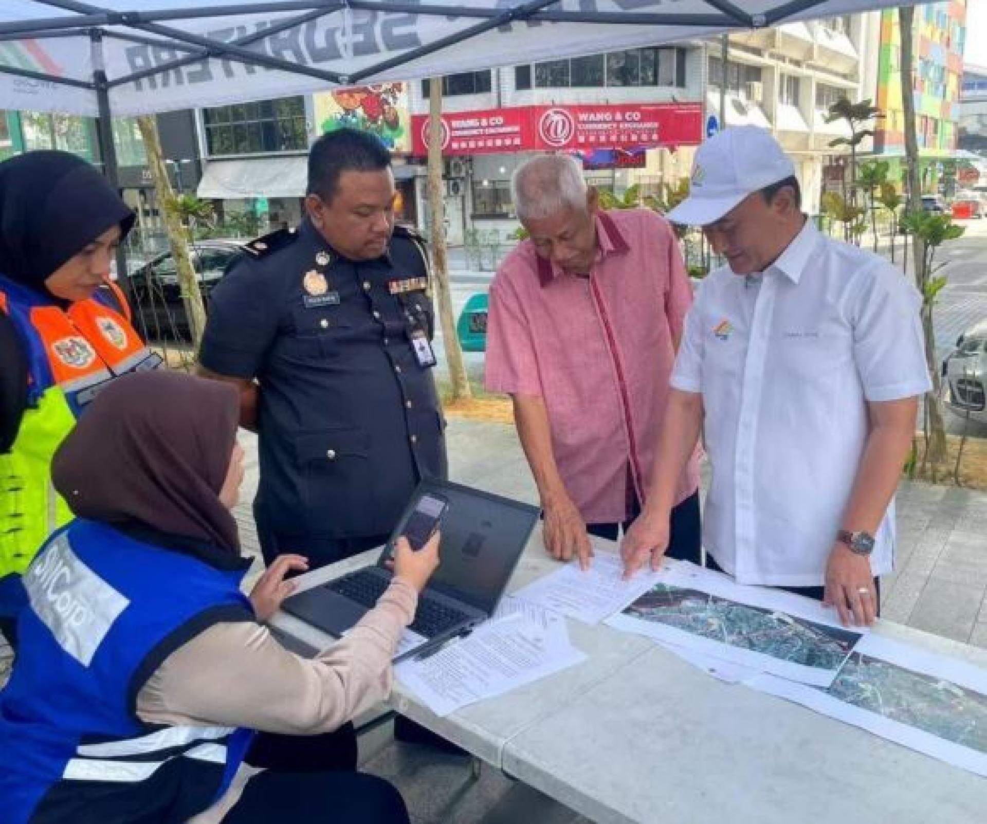 马来西亚固体废料管理机构柔佛主任再纳菲迪里（右一）3月12日出席新山“大行动”城市清洁活动，了解清洁队伍工作，推动新山迈向“零垃圾城市”。