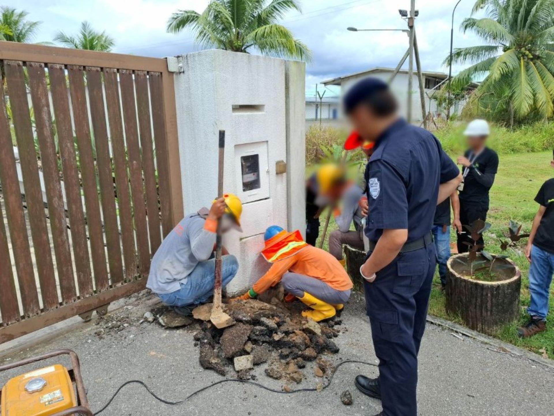 承包商在其中一处物业切开混凝土，寻找直接接电的隐蔽电缆。