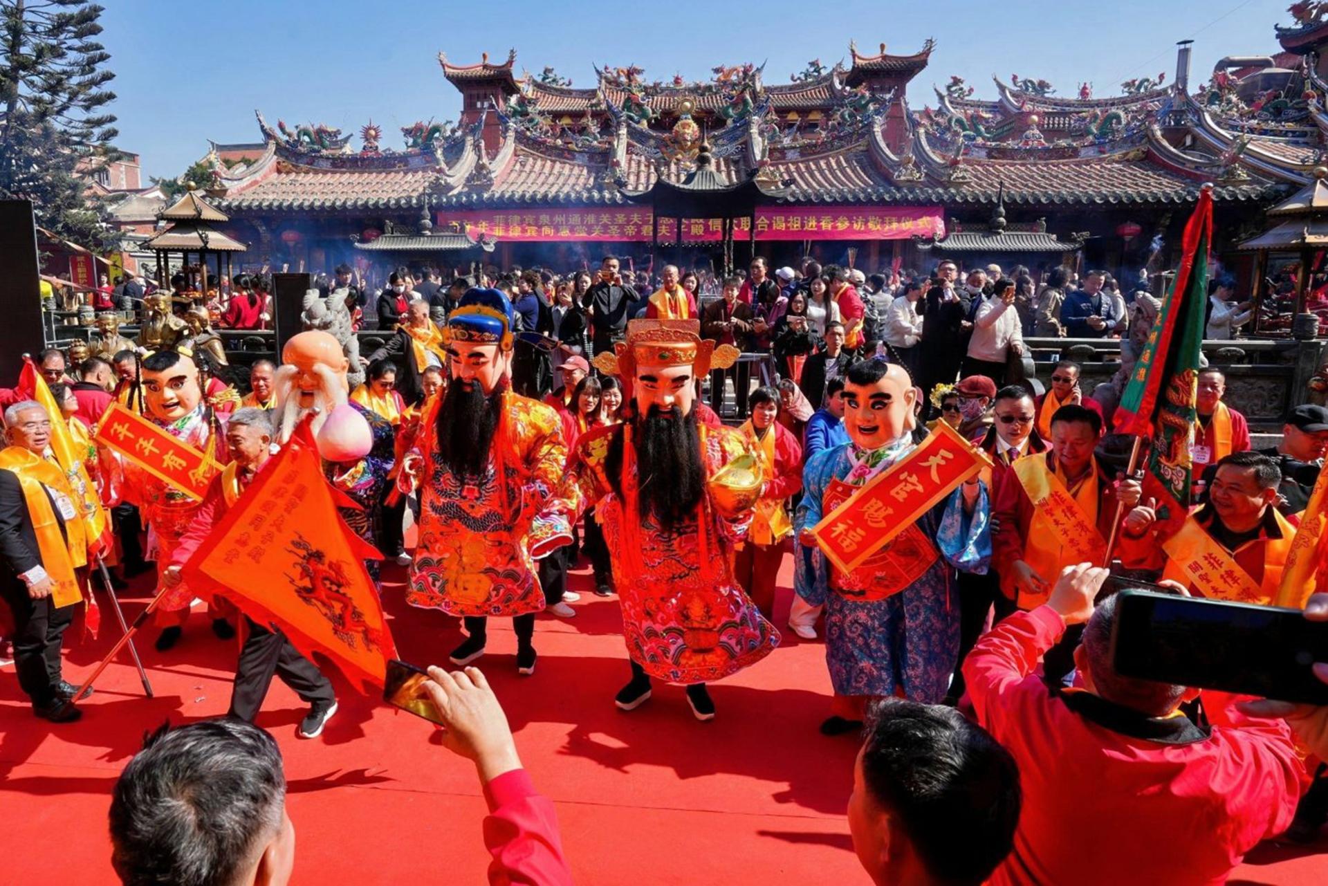 3月12日，逾200名菲律宾信众齐聚福建泉州通淮关岳庙谒祖进香。图为民俗表演。（泉州通淮关岳庙供图）