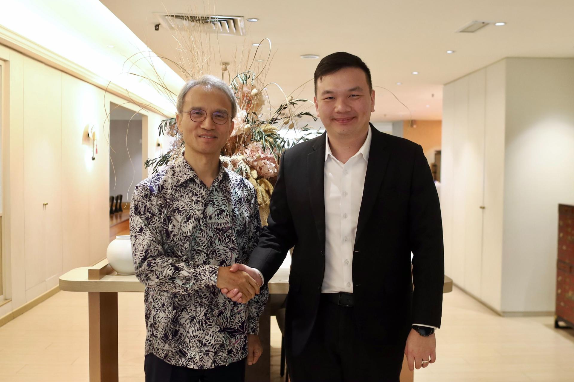 赵俊文（右）日前与韩国驻马来西亚大使余承培会面交流，探讨加强旅游合作及吸引更多韩国游客到访砂拉越与美里。