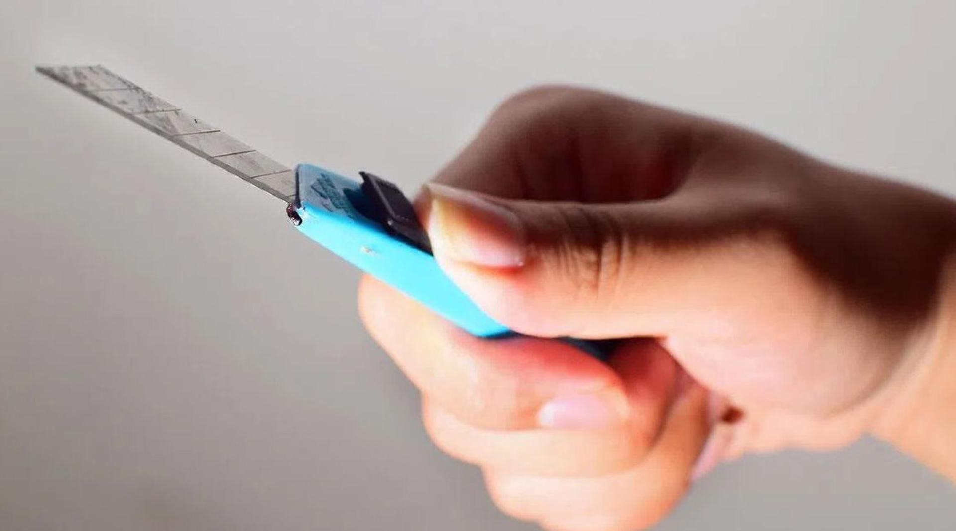 被告拿出美工刀抵住前妻脸颊，随后压住她，并用刀多次刺向她的颈部，划伤她的背部和肩膀。（示意图）